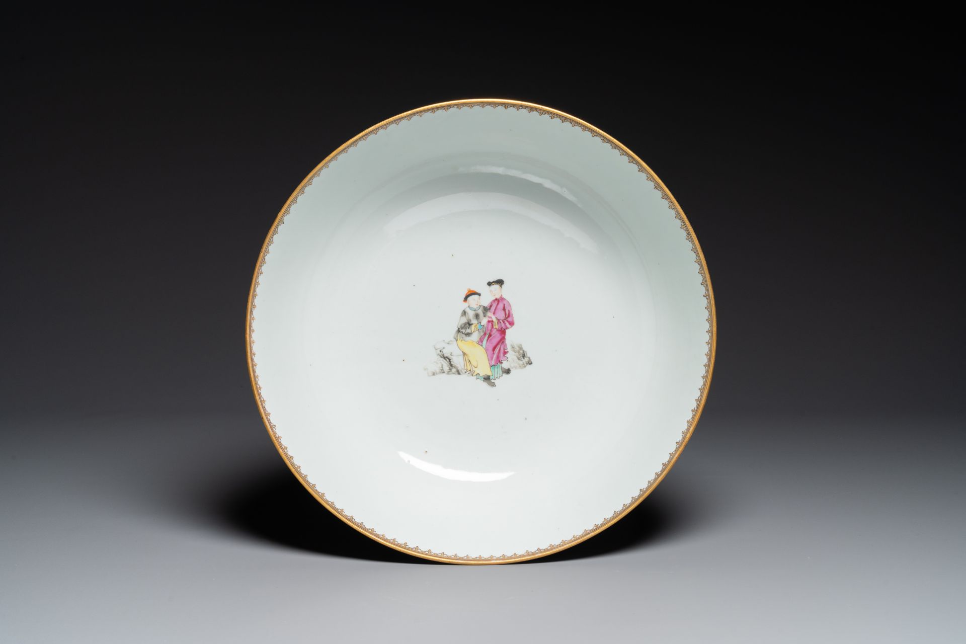 A large fine Chinese Canton famille rose 'Mandarin subject' bowl, Qianlong - Bild 5 aus 7
