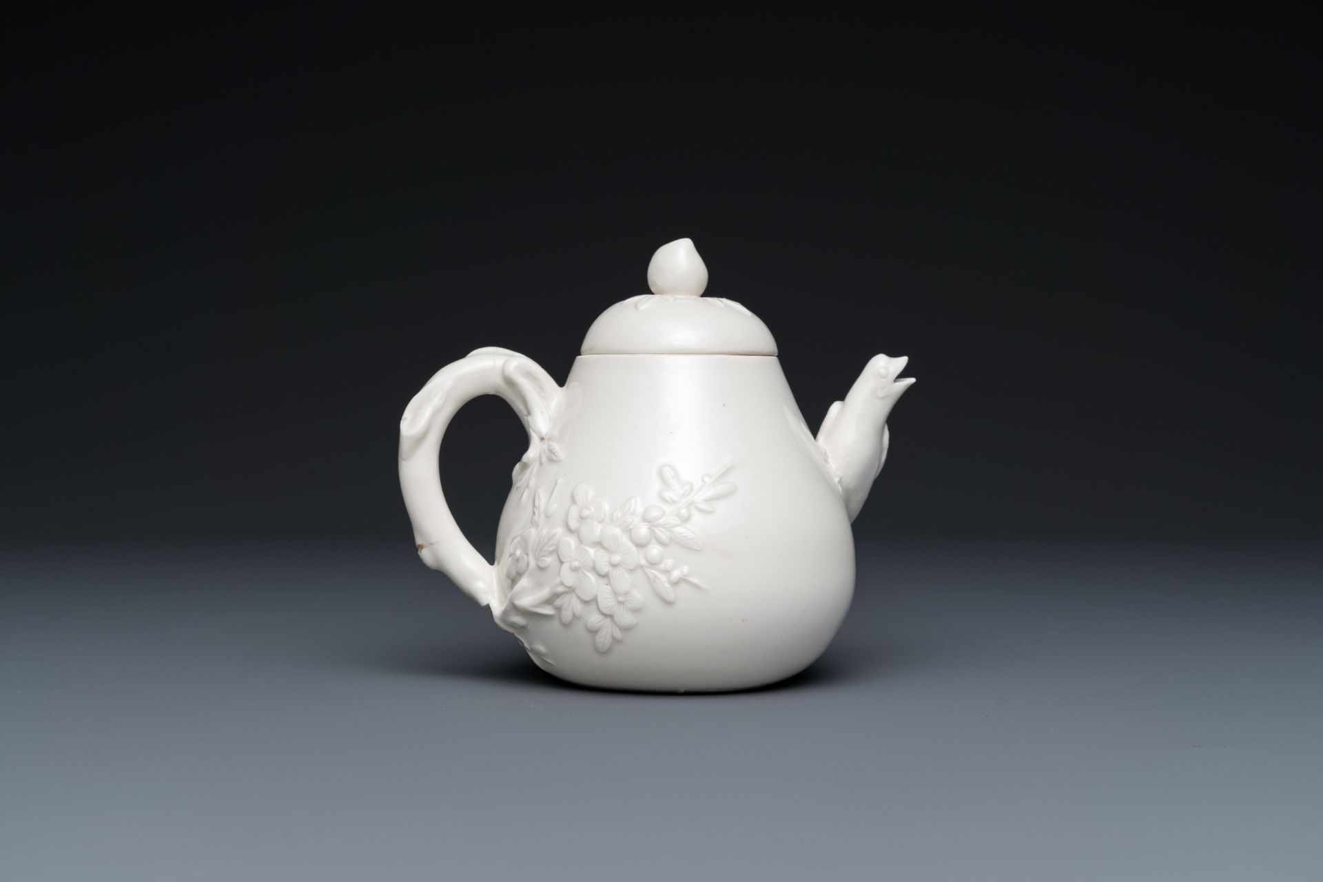 A Chinese white-glazed teapot, inscribed Yi Gong é€¸å…¬, 18/19th C. - Image 4 of 7