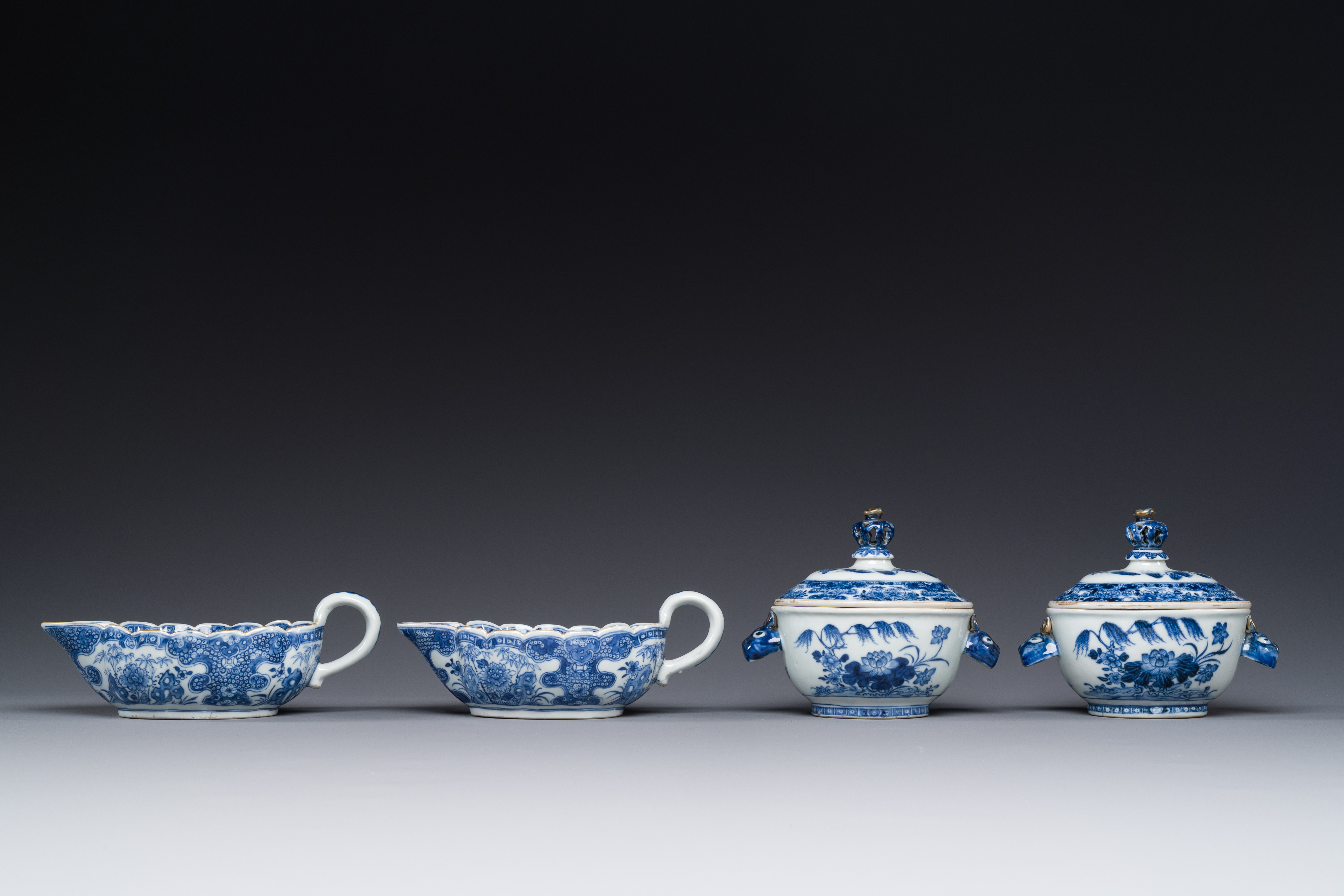 A pair Chinese blue and white sauce boats and a pair of tureens and covers, Qianlong - Image 3 of 5