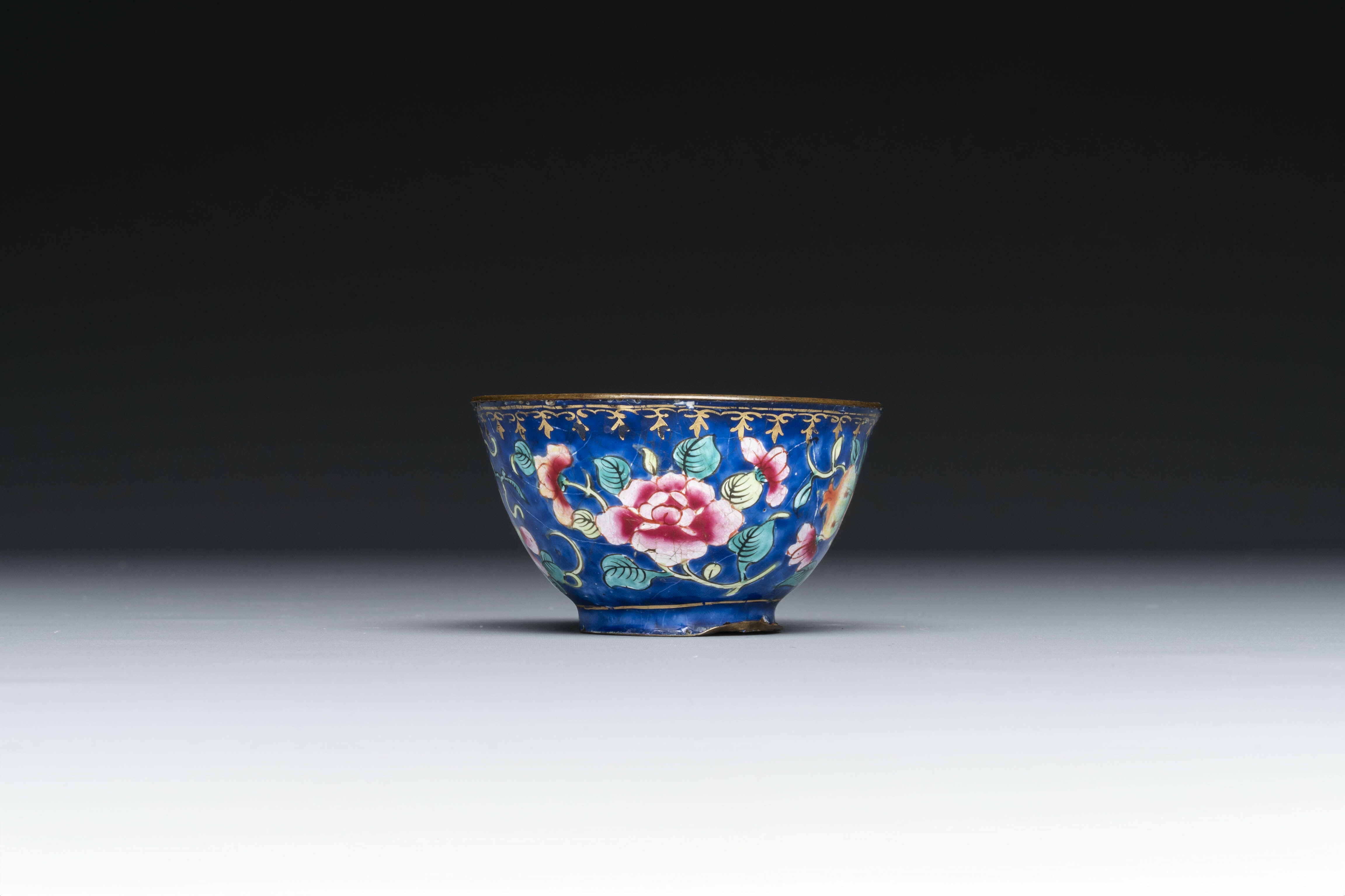 A varied collection of seven pieces of Chinese porcelain and Canton enamel, Kangxi and later - Image 15 of 19