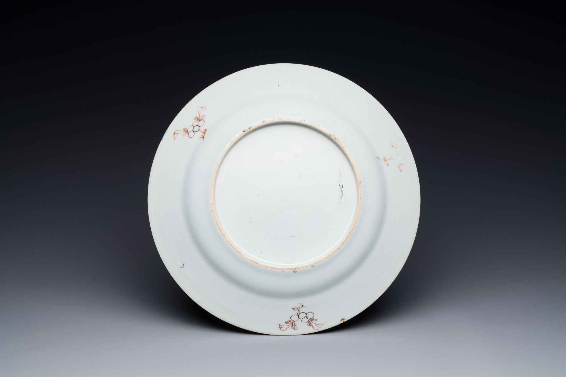 A Chinese famille rose 'Hehe Erxian' plate, Yongzheng/Qianlong - Bild 2 aus 2