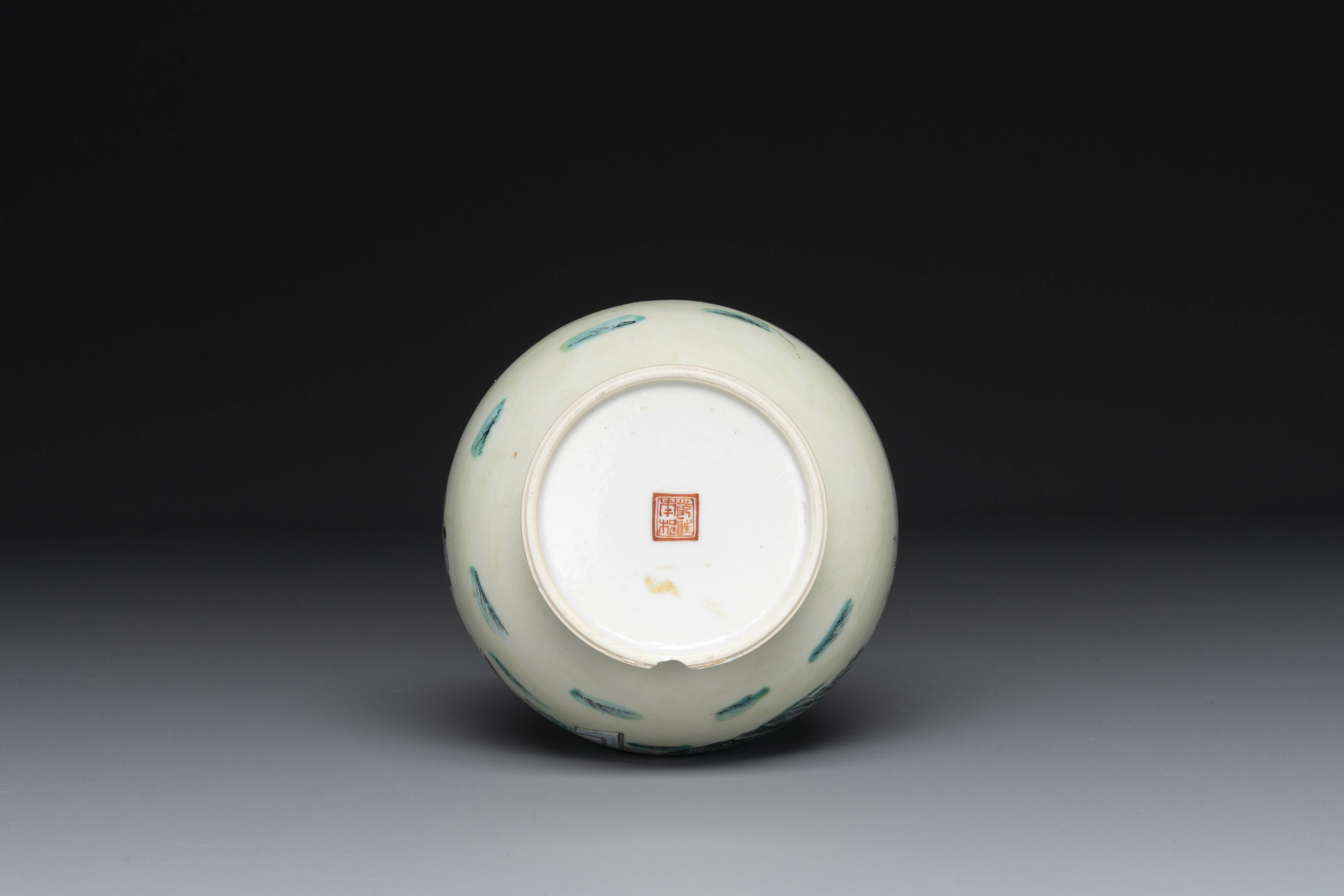 A varied collection of eight pieces of Chinese famille rose porcelain, 18/19th C. - Image 15 of 21
