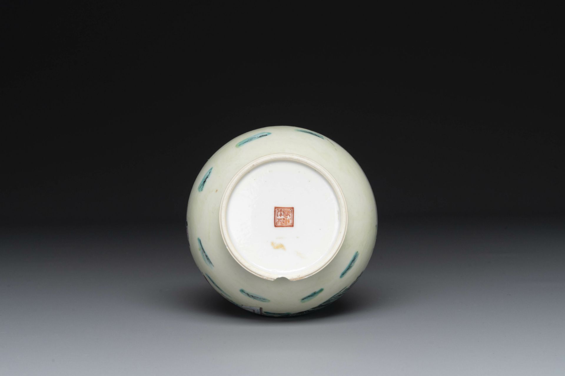 A varied collection of eight pieces of Chinese famille rose porcelain, 18/19th C. - Image 15 of 21