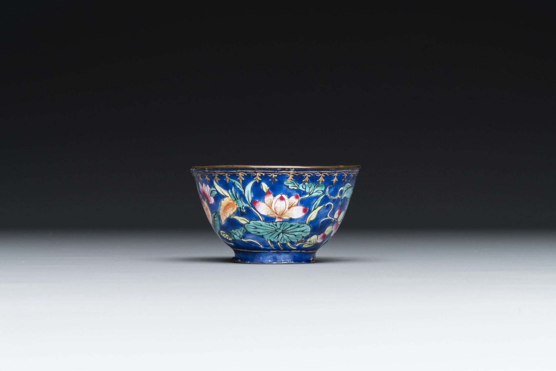 A varied collection of seven pieces of Chinese porcelain and Canton enamel, Kangxi and later - Image 14 of 19