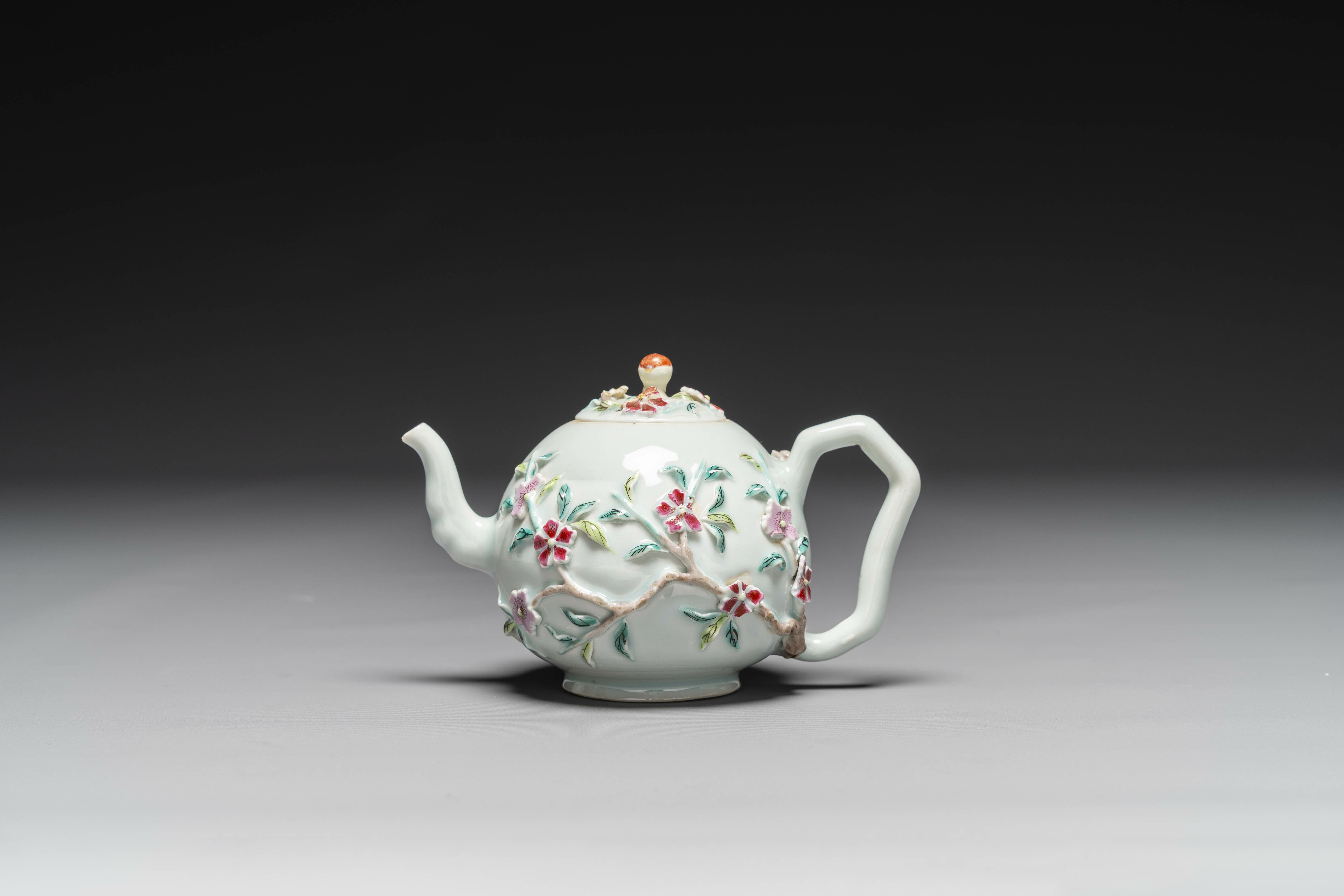A varied collection of Chinese famille rose porcelain, Yongzheng/Qianlong - Image 8 of 13