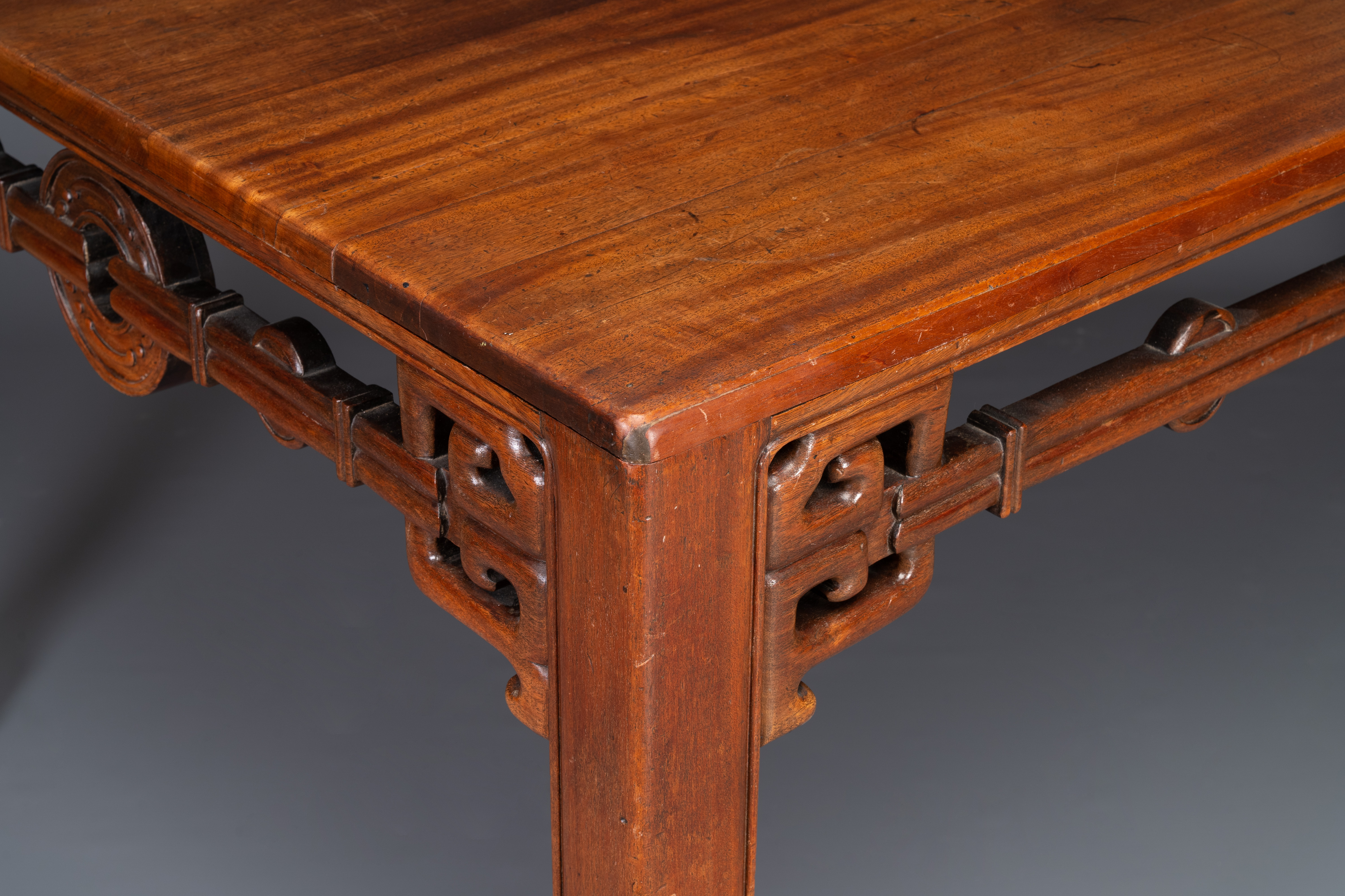 A large rectangular Chinese huanghuali wooden table, 19/20th C. - Image 9 of 10