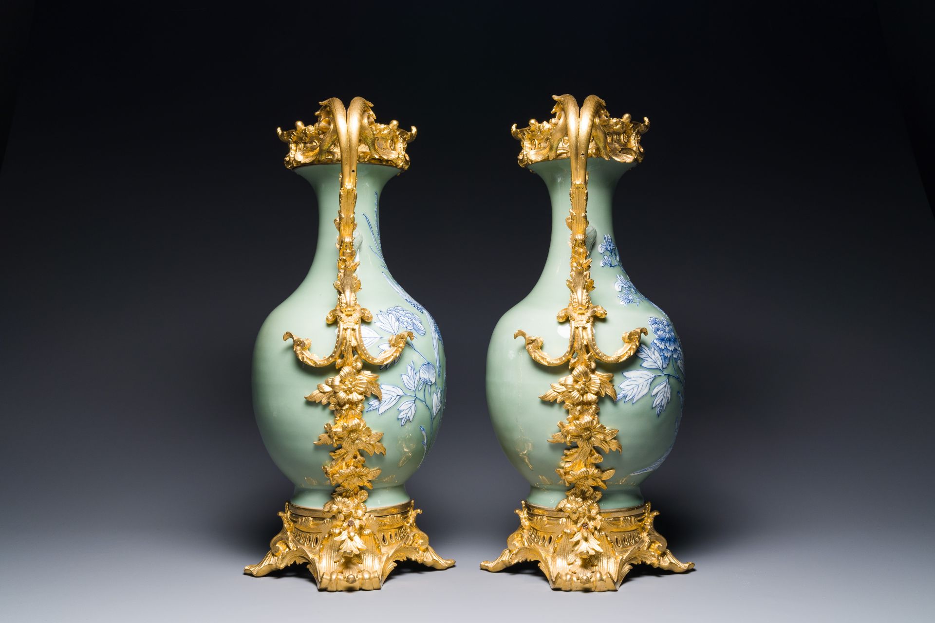 A pair of Chinese blue and white celadon vases with gilt bronze mounts, 19th C. - Bild 4 aus 6