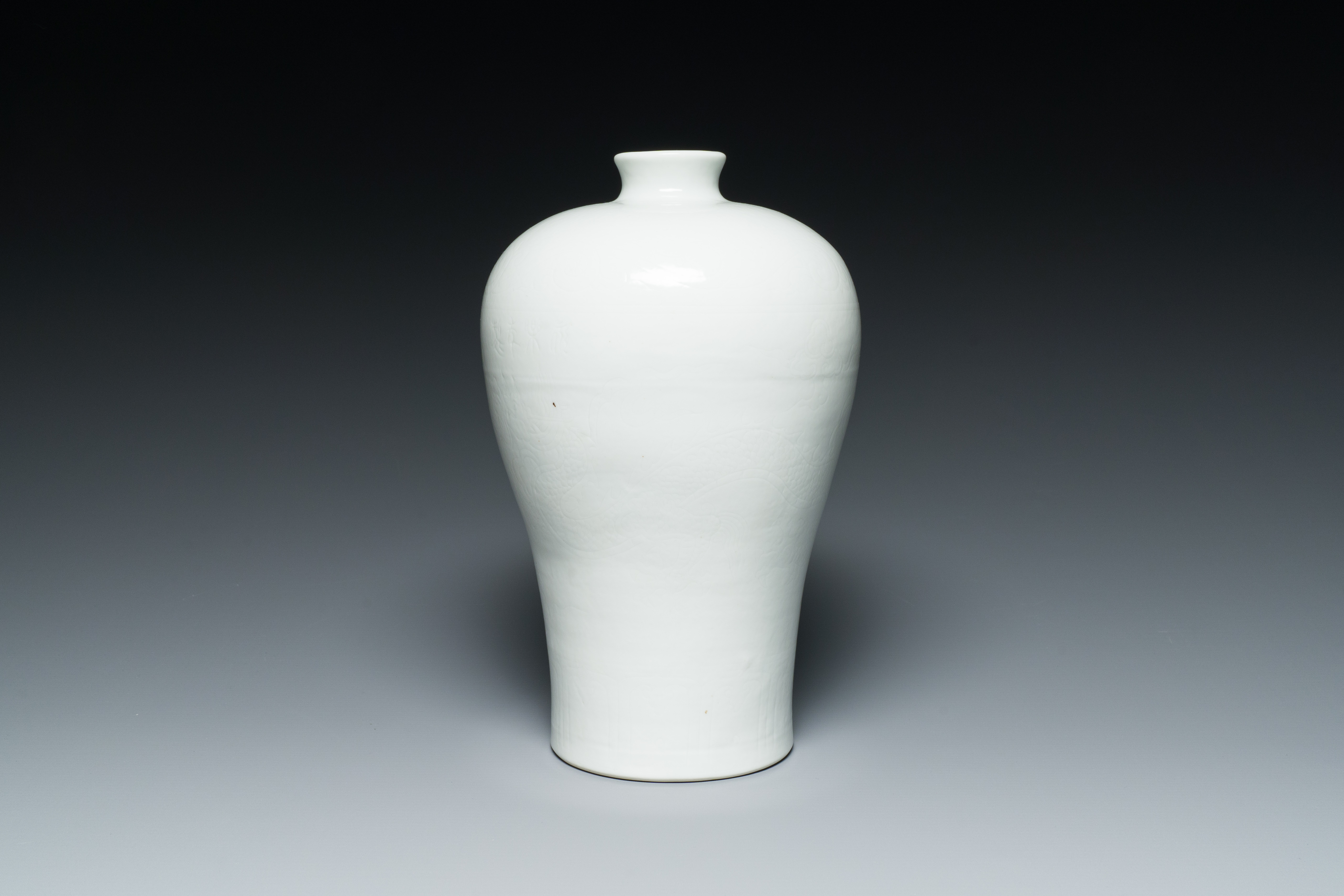 A Chinese monochrome white-glazed 'meiping' vase with anhua dragon design, 19th C. - Image 2 of 6