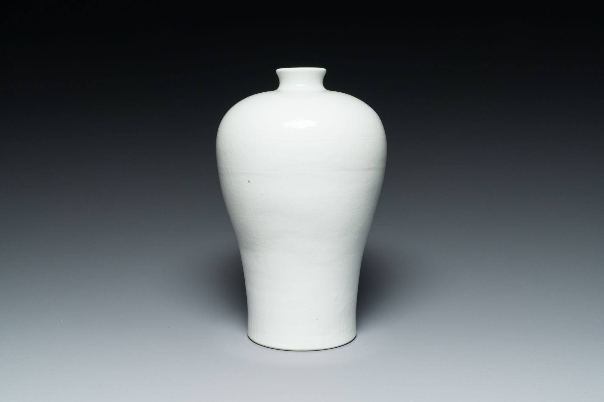 A Chinese monochrome white-glazed 'meiping' vase with anhua dragon design, 19th C. - Bild 2 aus 6