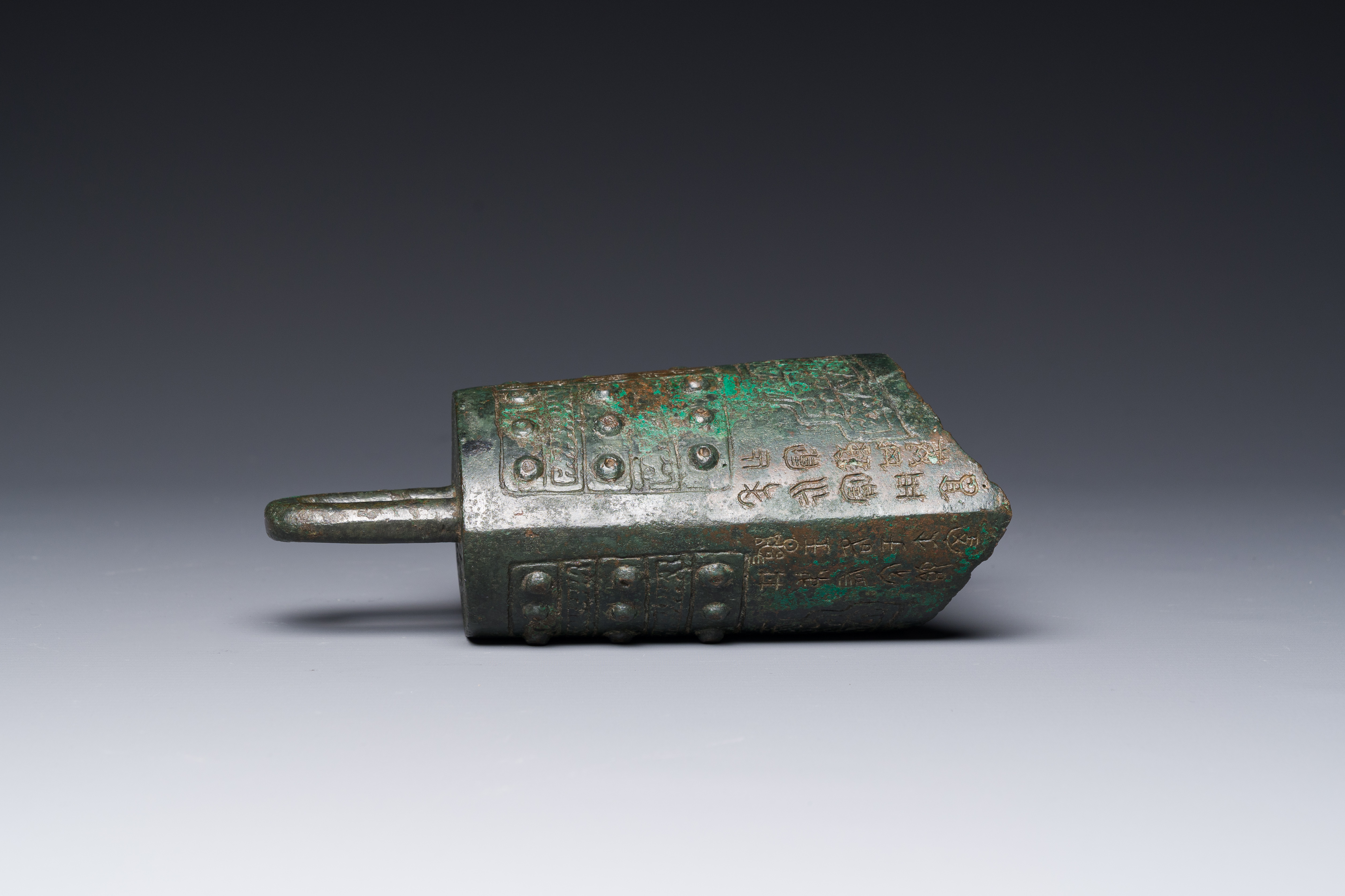 A rare Chinese inscribed archaic bronze bell, Eastern Zhou - Image 9 of 18