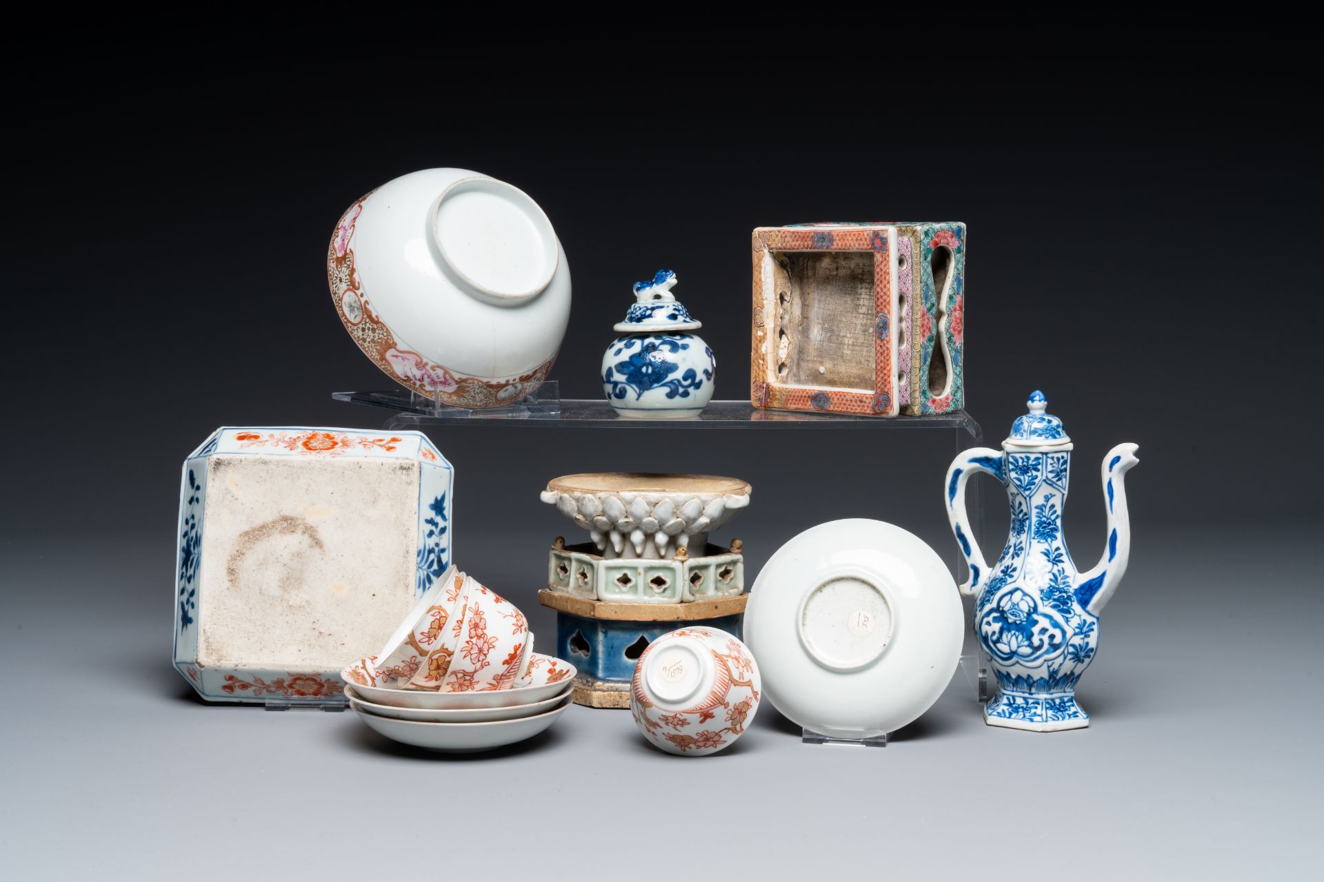 A varied collection of Chinese and Japanese porcelain, 18th century - Bild 2 aus 2