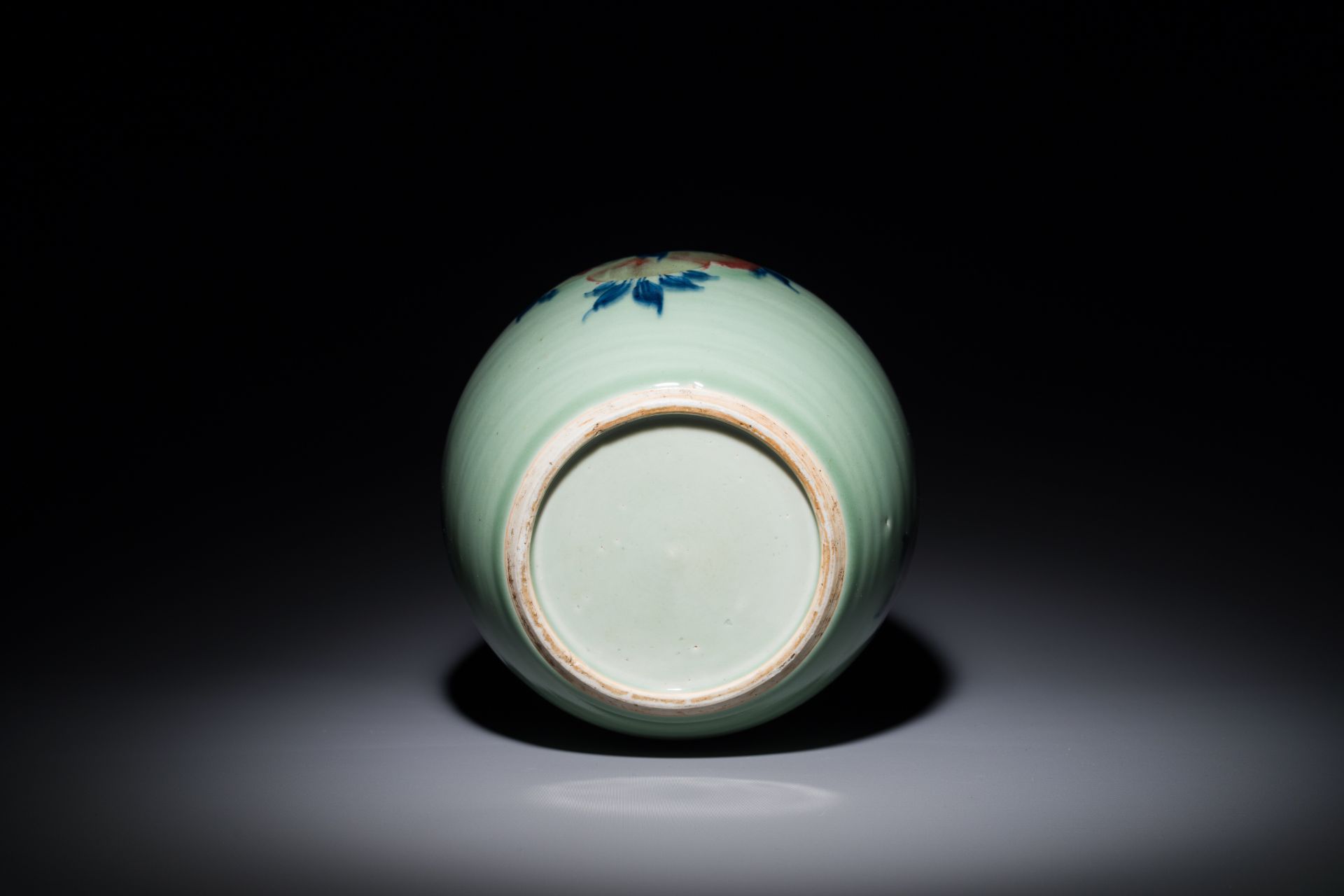 A Chinese celadon-ground blue, white and copper-red ginger jar with wooden cover and stand, 18th C. - Bild 4 aus 4