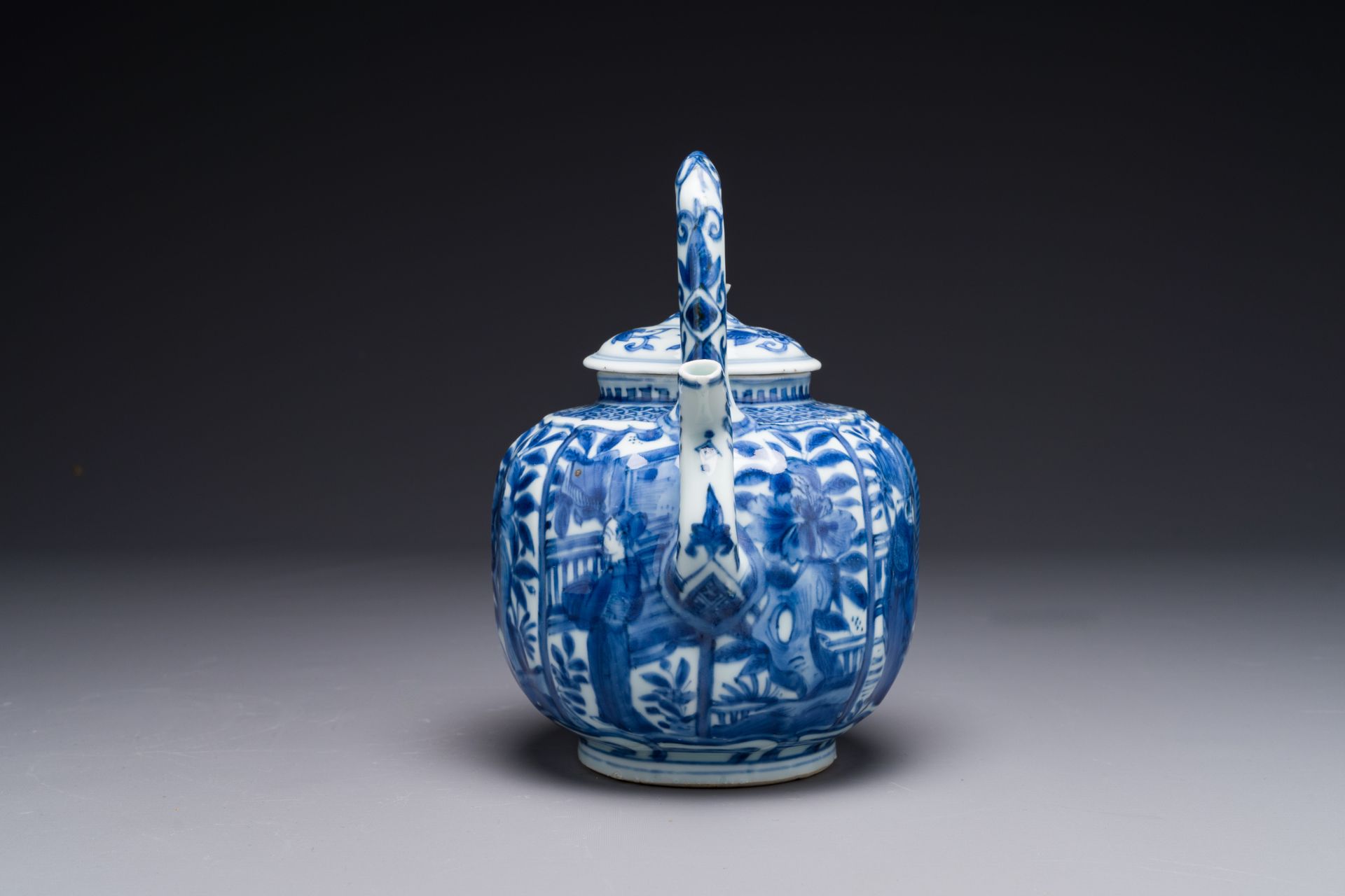 A Chinese blue and white wine ewer and cover with figural design, Wanli - Image 4 of 6