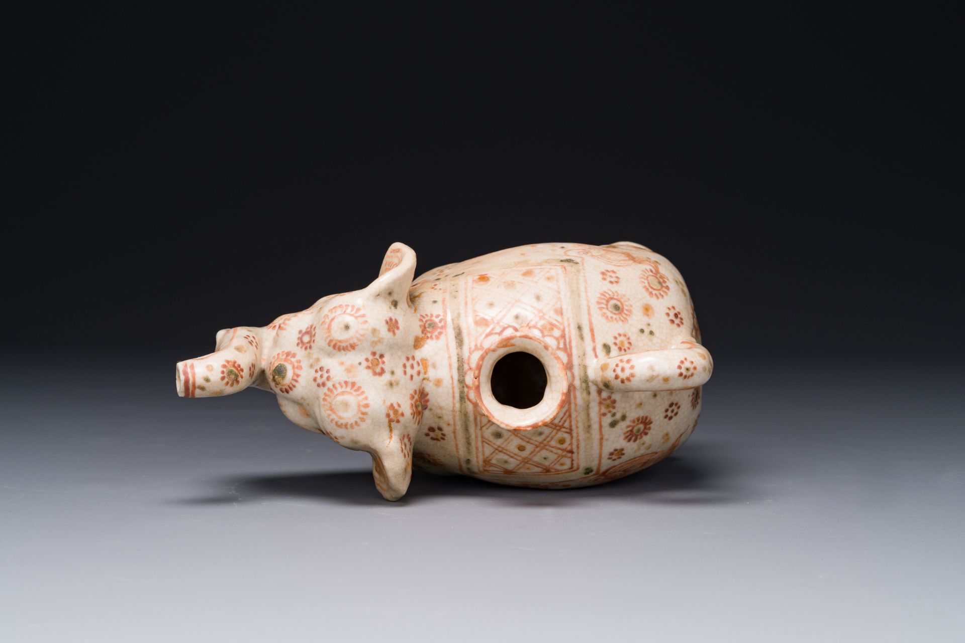 A rare Vietnamese polychrome painted stoneware elephant shaped jug, Le dynasty, 16th C. - Bild 5 aus 8