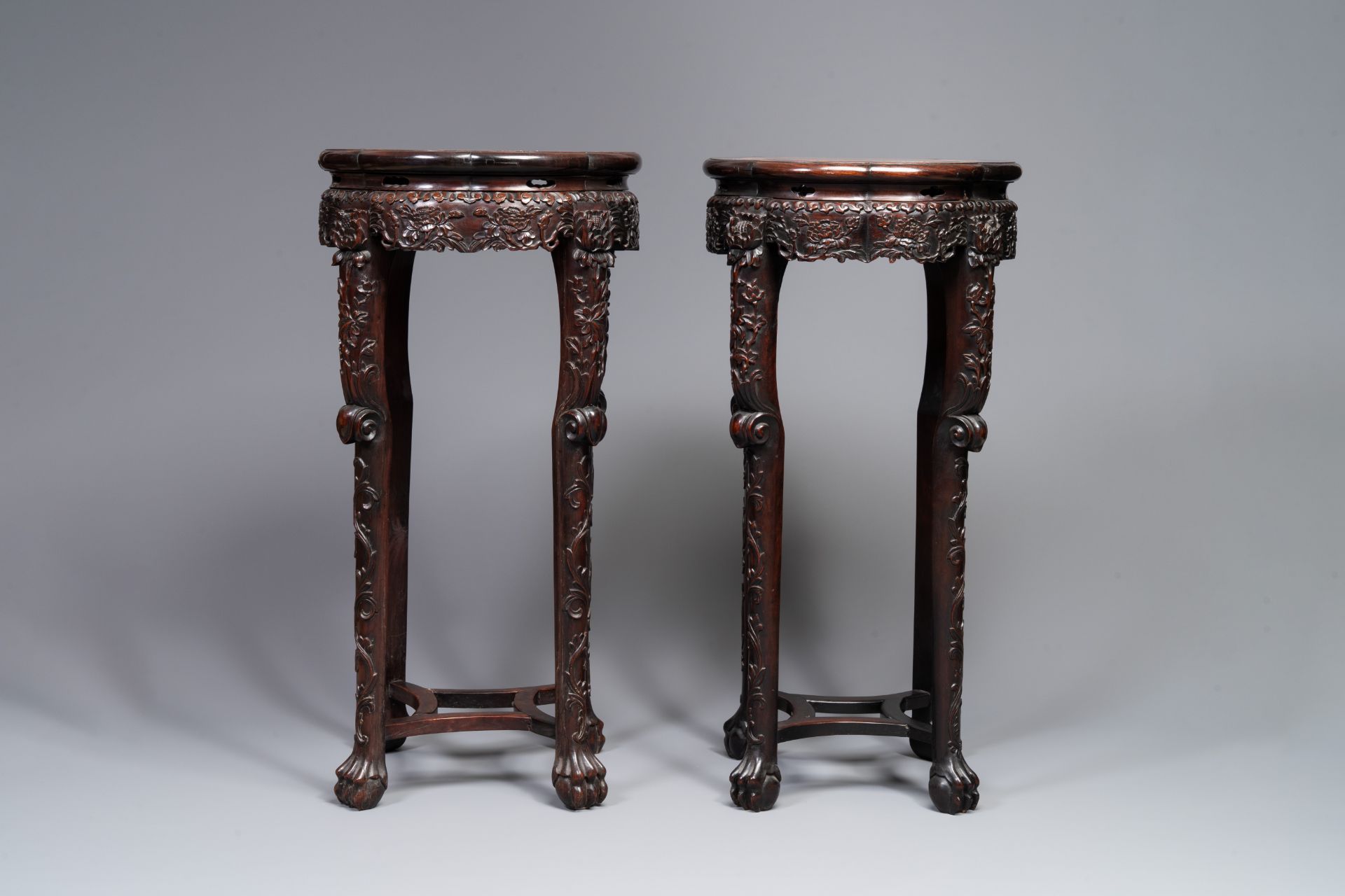 A pair of tall Chinese carved wooden stands with marble tops, 19th C. - Bild 3 aus 5