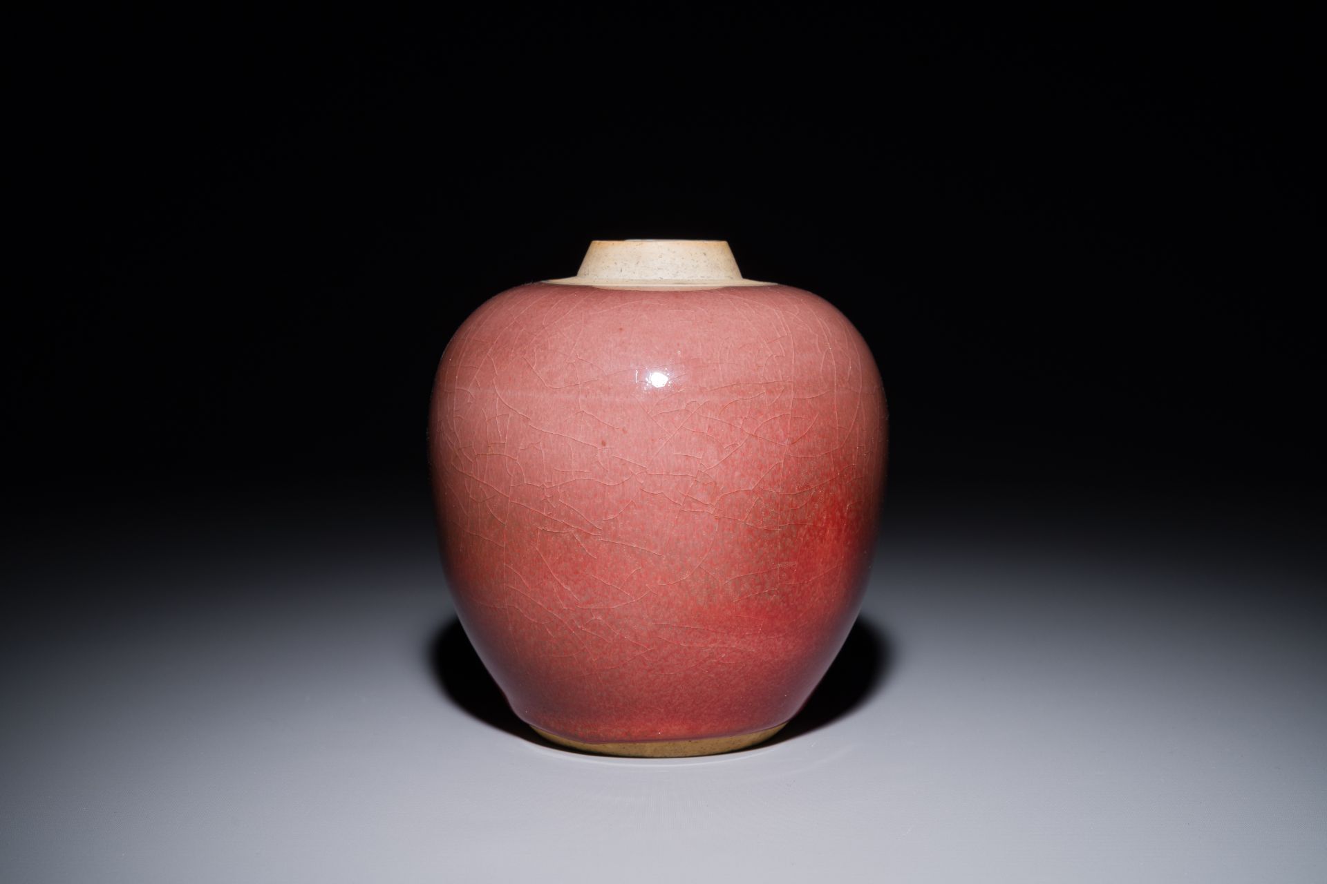 A Chinese monochrome copper-red-glazed ginger jar with a reticulated wooden cover, 18/19th C. - Bild 3 aus 5