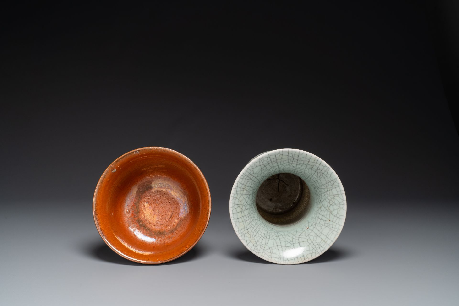 A Chinese ge-type 'gu' vase and an iron-rust-glazed bowl, 19th C. - Bild 3 aus 4