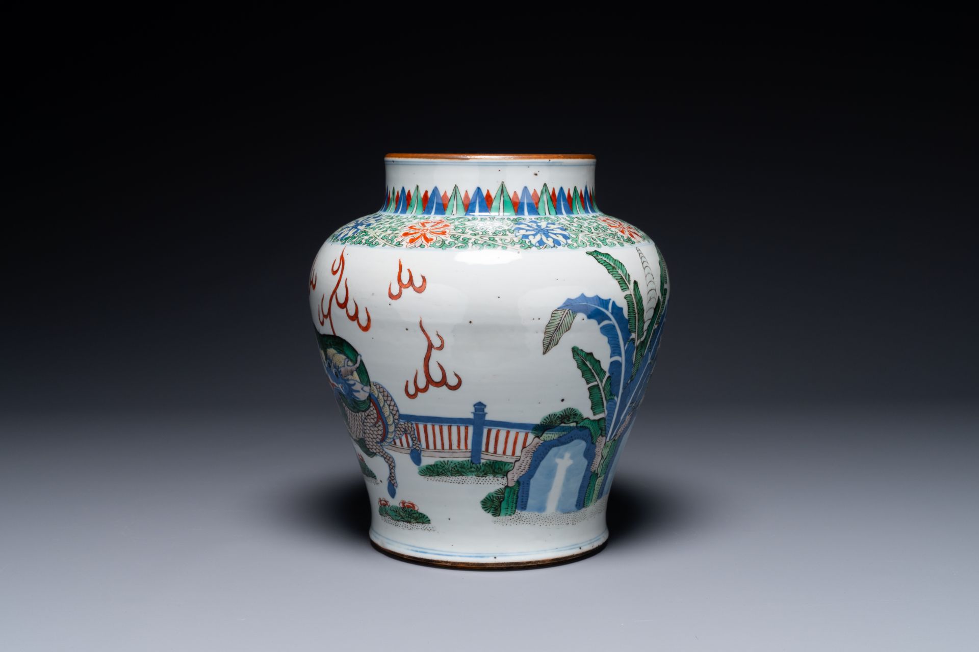 A Chinese wucai 'qilin' baluster vase, 19th C. - Bild 2 aus 6