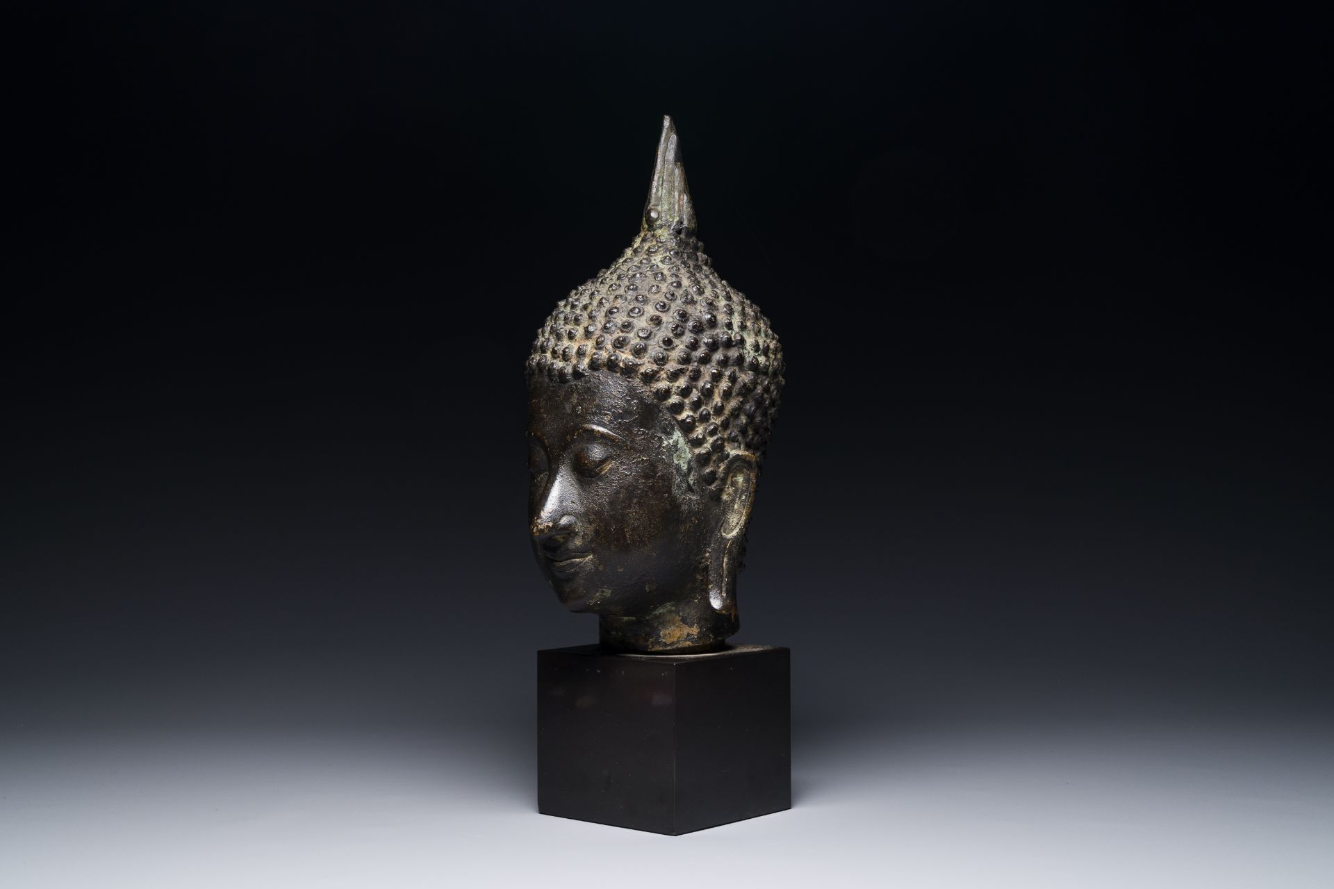 A Thai bronze Buddha Shakyamuni head, Northern Sukhotai-style, 17/18th C. - Bild 3 aus 21