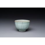 A Chinese ge-type crackle-glazed tea cup, 19th C.