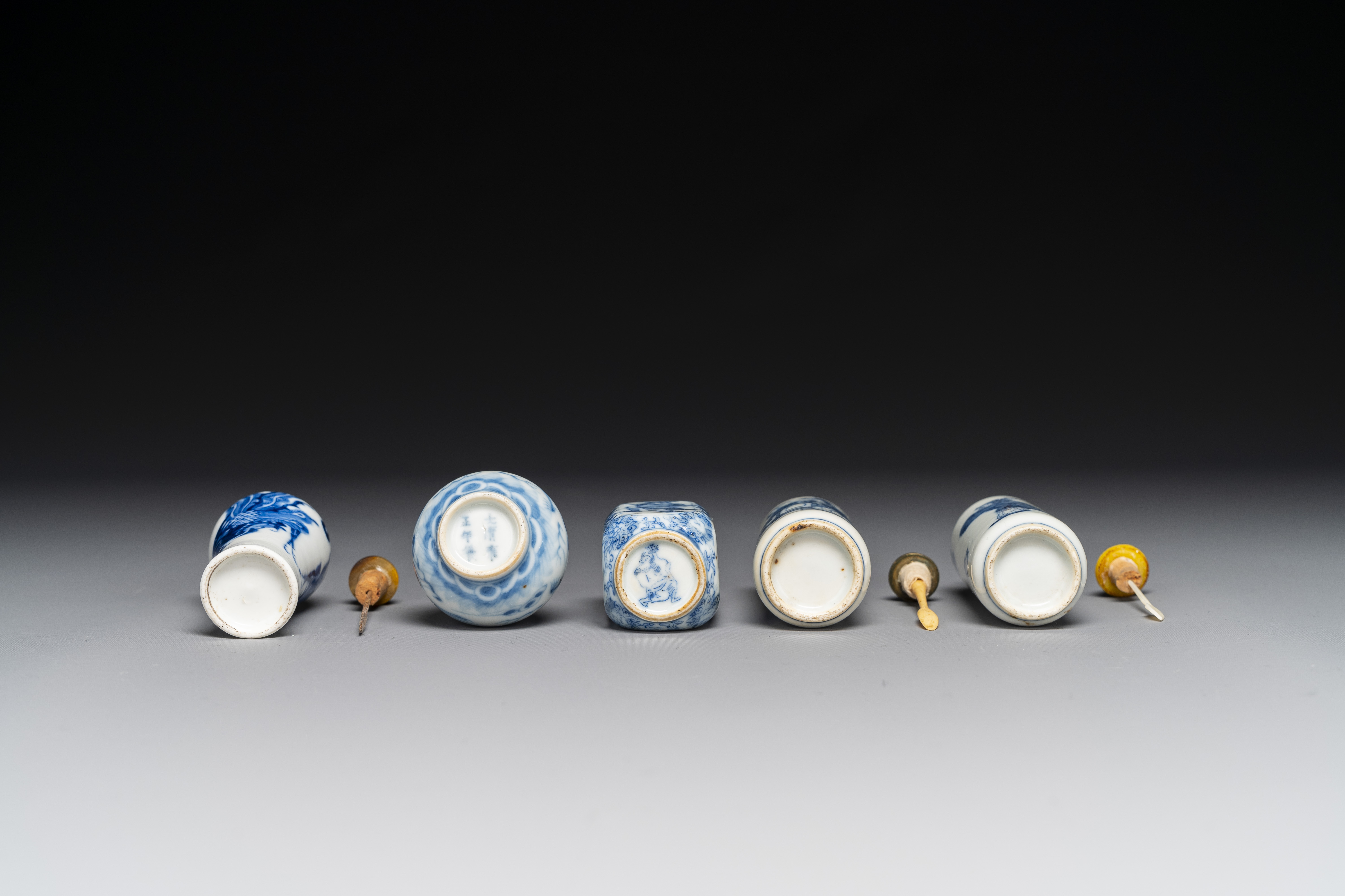 Five various Chinese blue and white snuff bottles, Yongzheng mark, 19/20th - Image 6 of 6