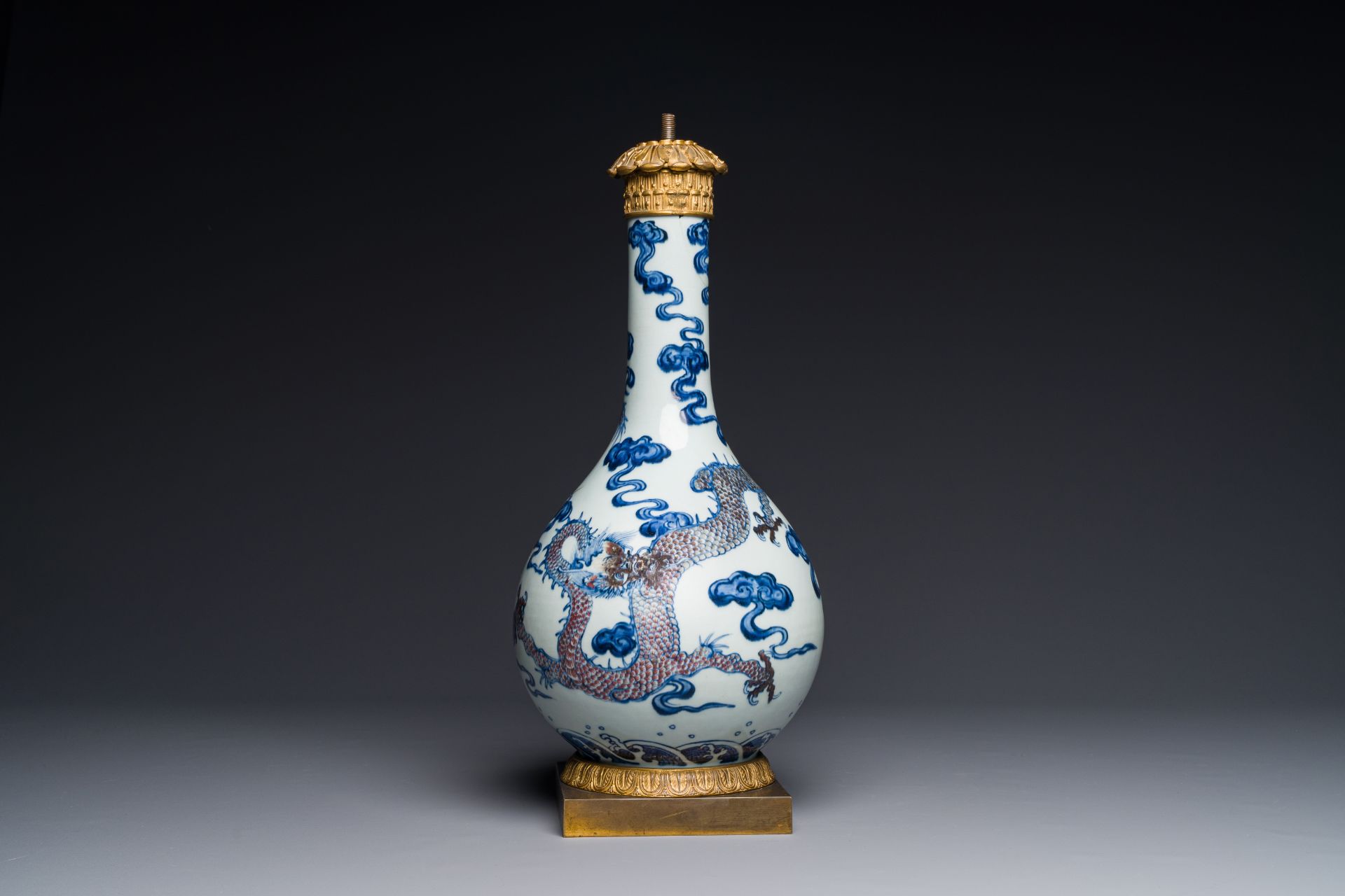 A Chinese blue, white and copper-red 'dragon' vase with gilt bronze mounts, 18th C. - Bild 2 aus 4