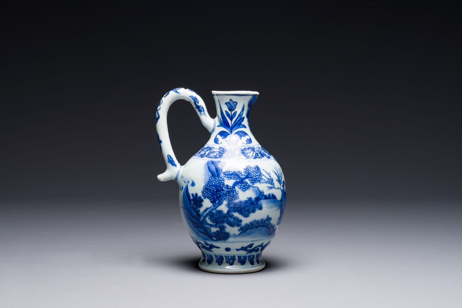 A Chinese blue and white ewer with figures in a landscape, Transitional period - Bild 3 aus 6