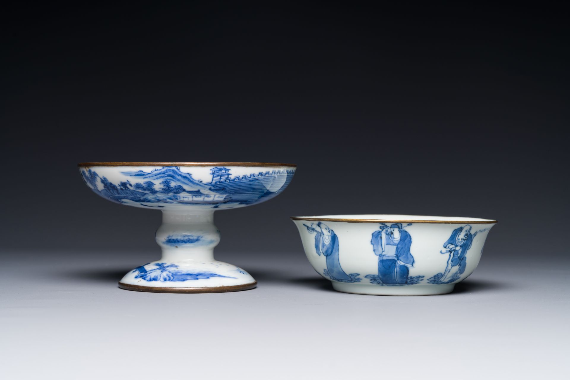 A Chinese blue and white 'Bleu de Hue' tazza and a bowl for the Vietnamese market, Shun Li Kun Ji é - Image 4 of 5