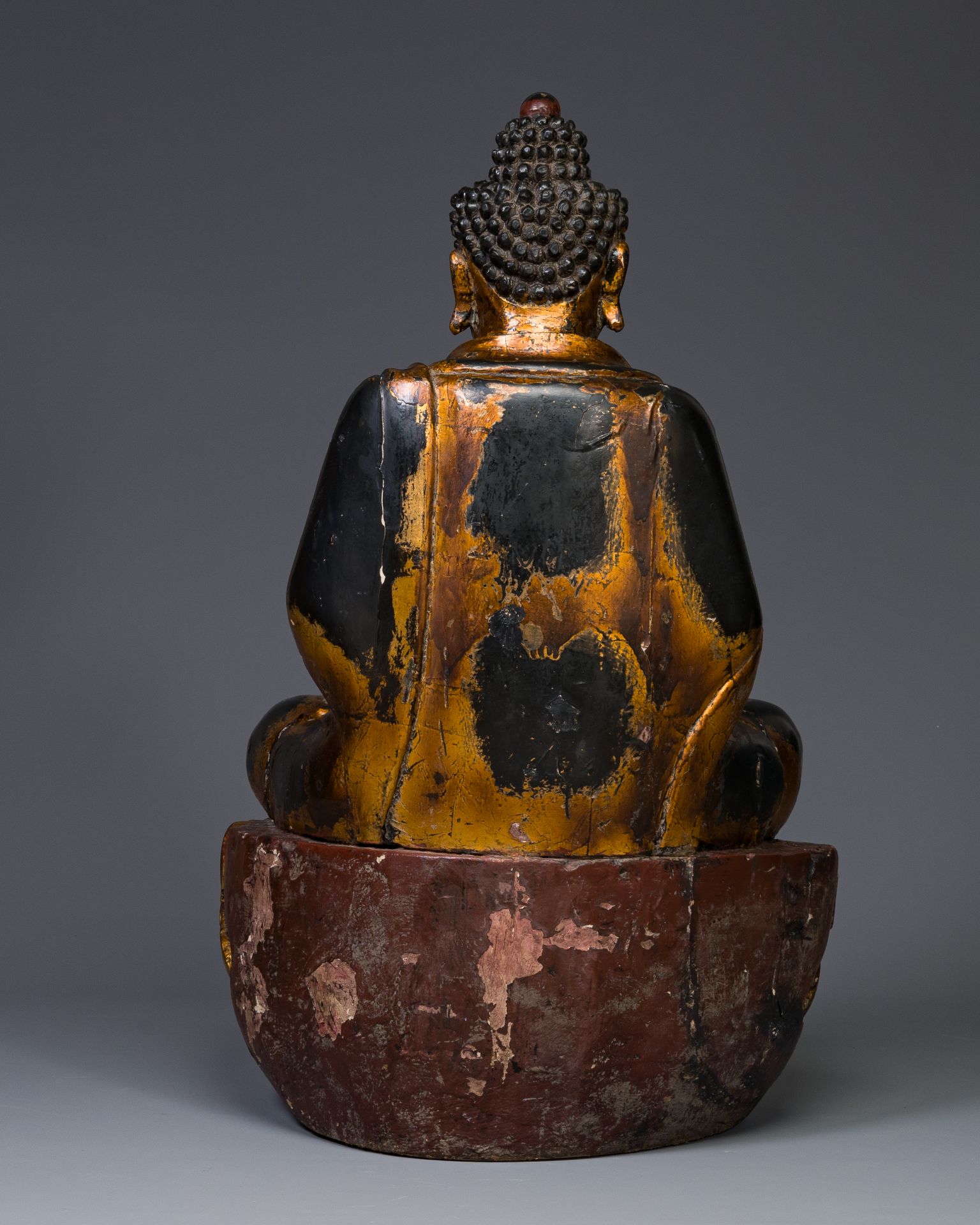 A fine and large Japanese gilt-lacquered wooden sculpture of a Buddha Shaka, Edo - Bild 3 aus 6