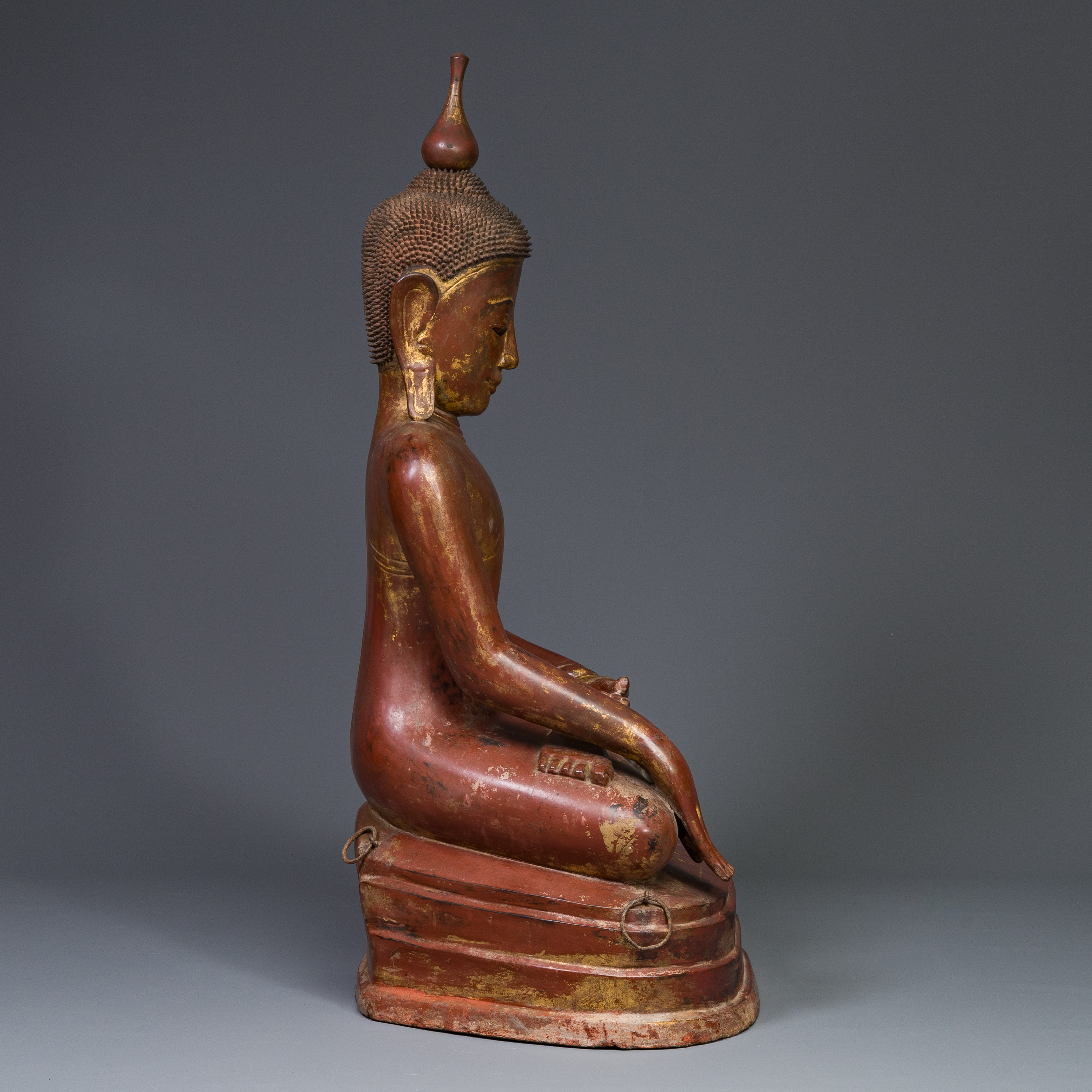 A large Burmese gilded lacquer Buddha in bhumisparsha mudra, 19/20th C. - Image 4 of 18