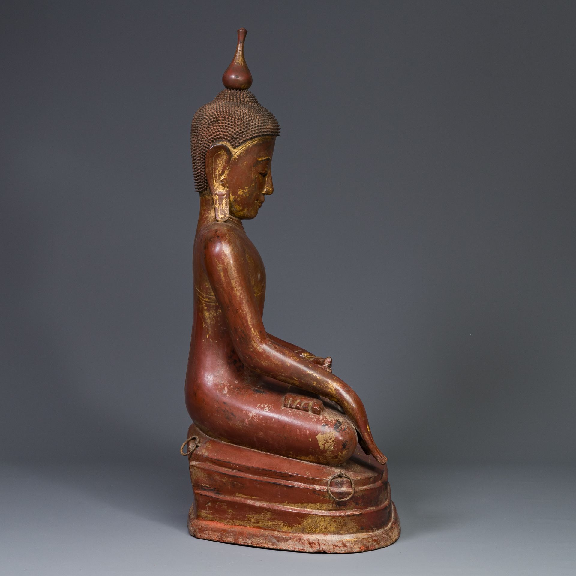 A large Burmese gilded lacquer Buddha in bhumisparsha mudra, 19/20th C. - Image 4 of 18