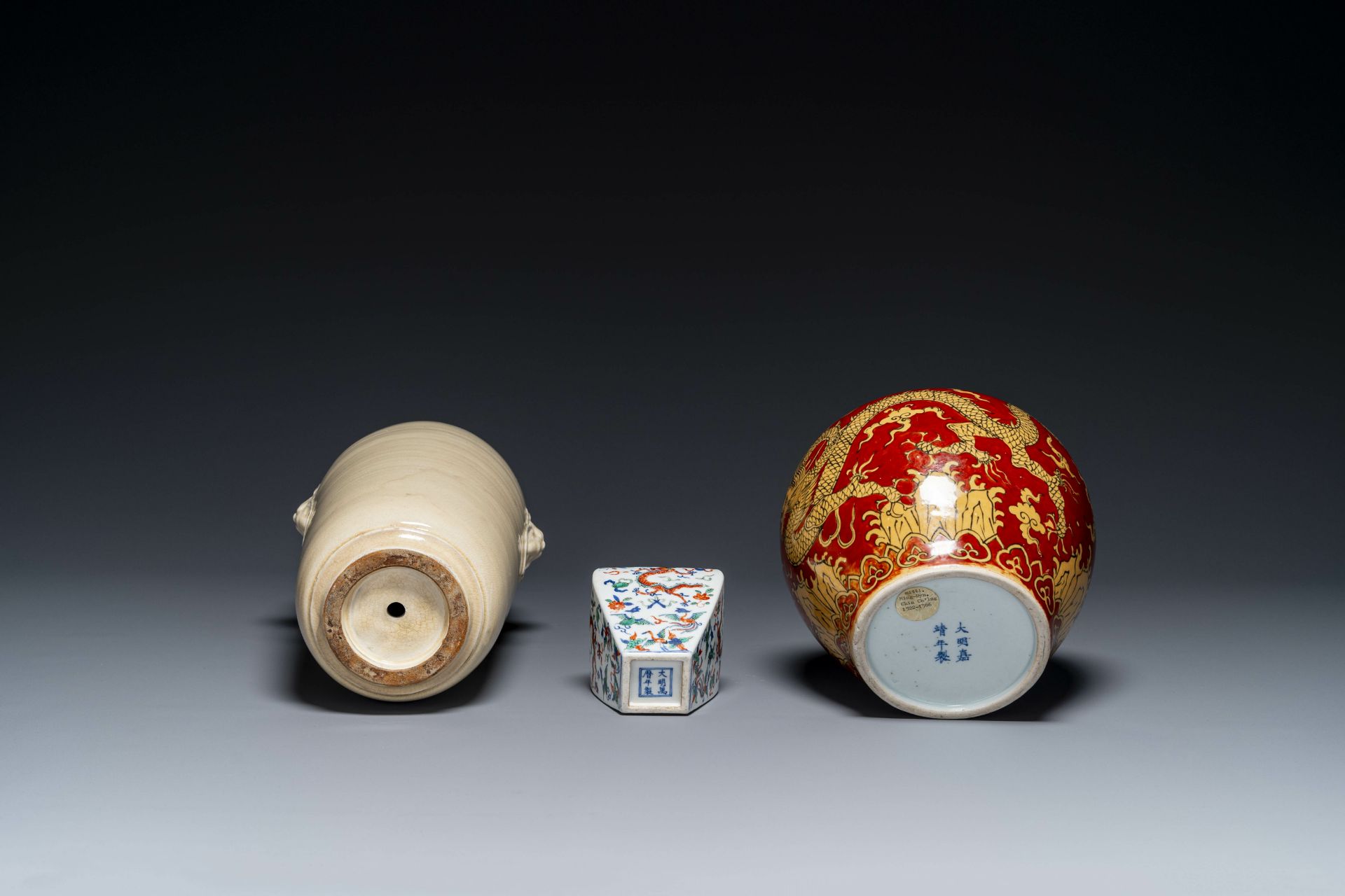 A Chinese cream-glazed vase and two 'dragon' vases, Jiajing and Wanli mark, 19/20th C. - Image 4 of 4