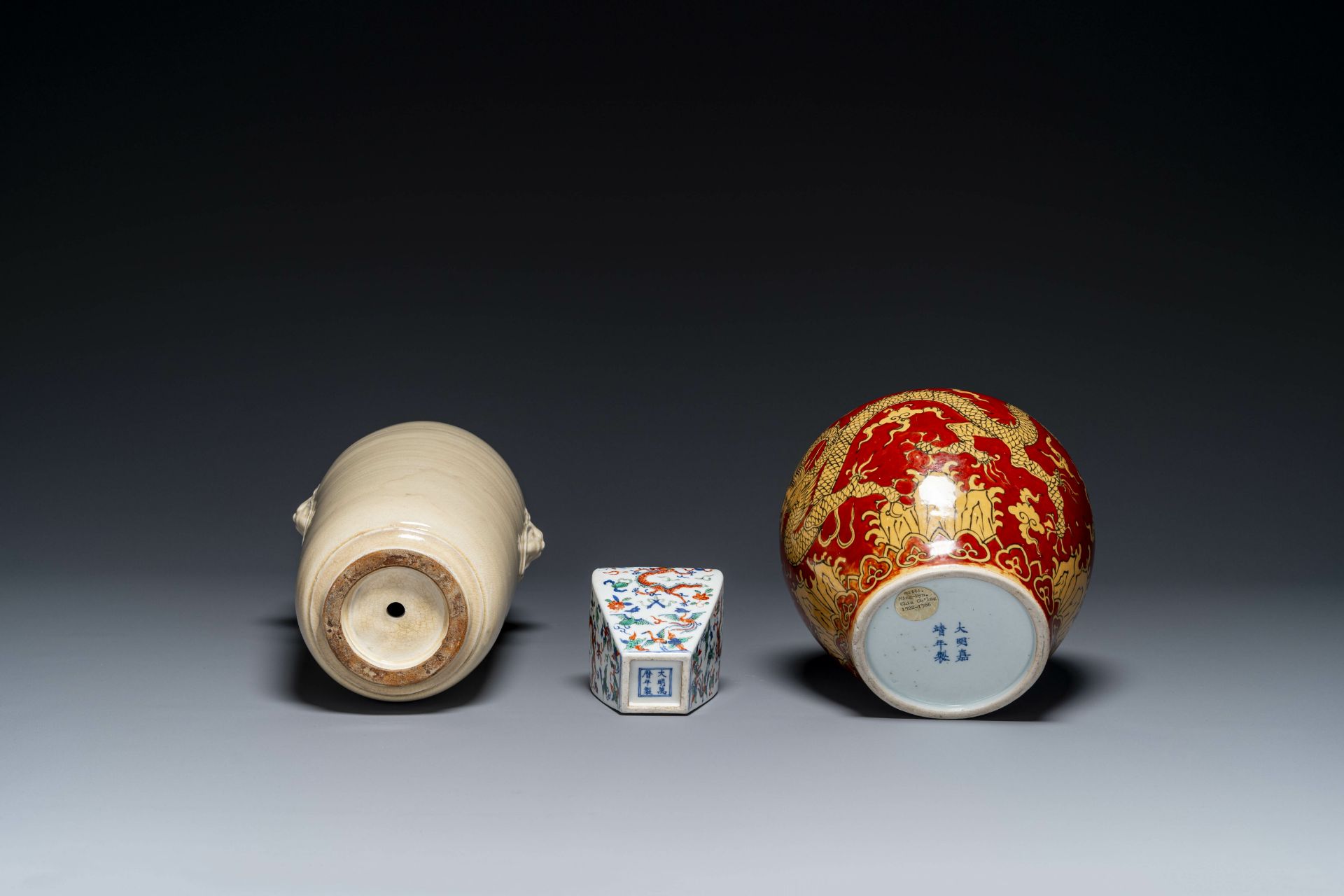 A Chinese cream-glazed vase and two 'dragon' vases, Jiajing and Wanli mark, 19/20th C. - Bild 4 aus 4