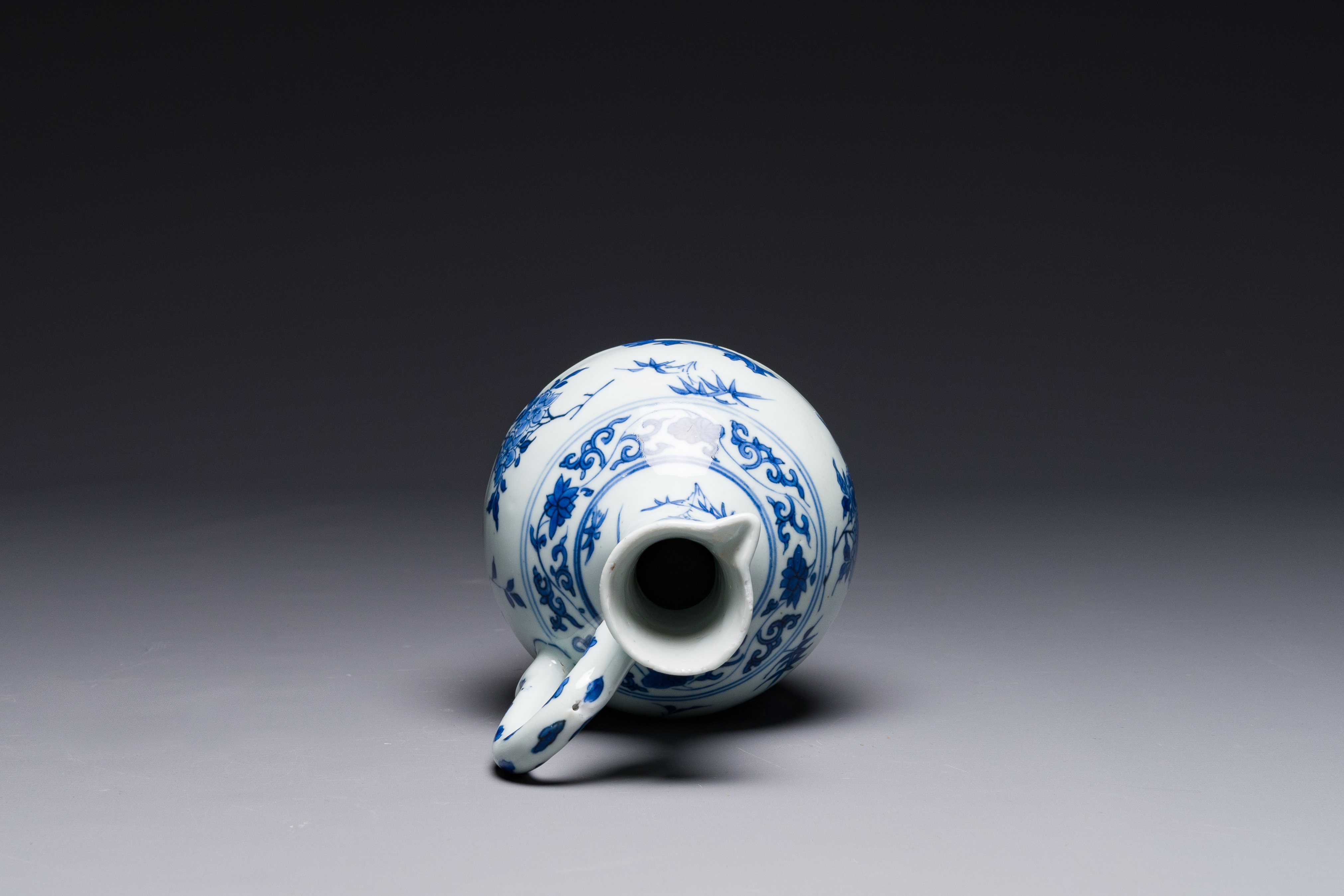 A Chinese blue and white ewer with floral design, Transitional period - Image 6 of 7