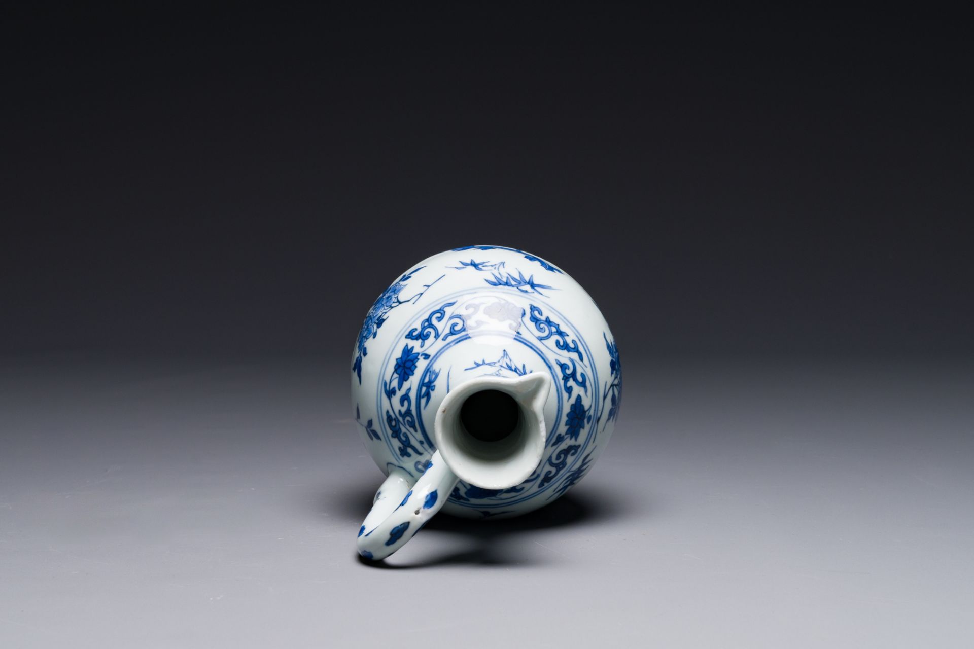 A Chinese blue and white ewer with floral design, Transitional period - Bild 6 aus 7