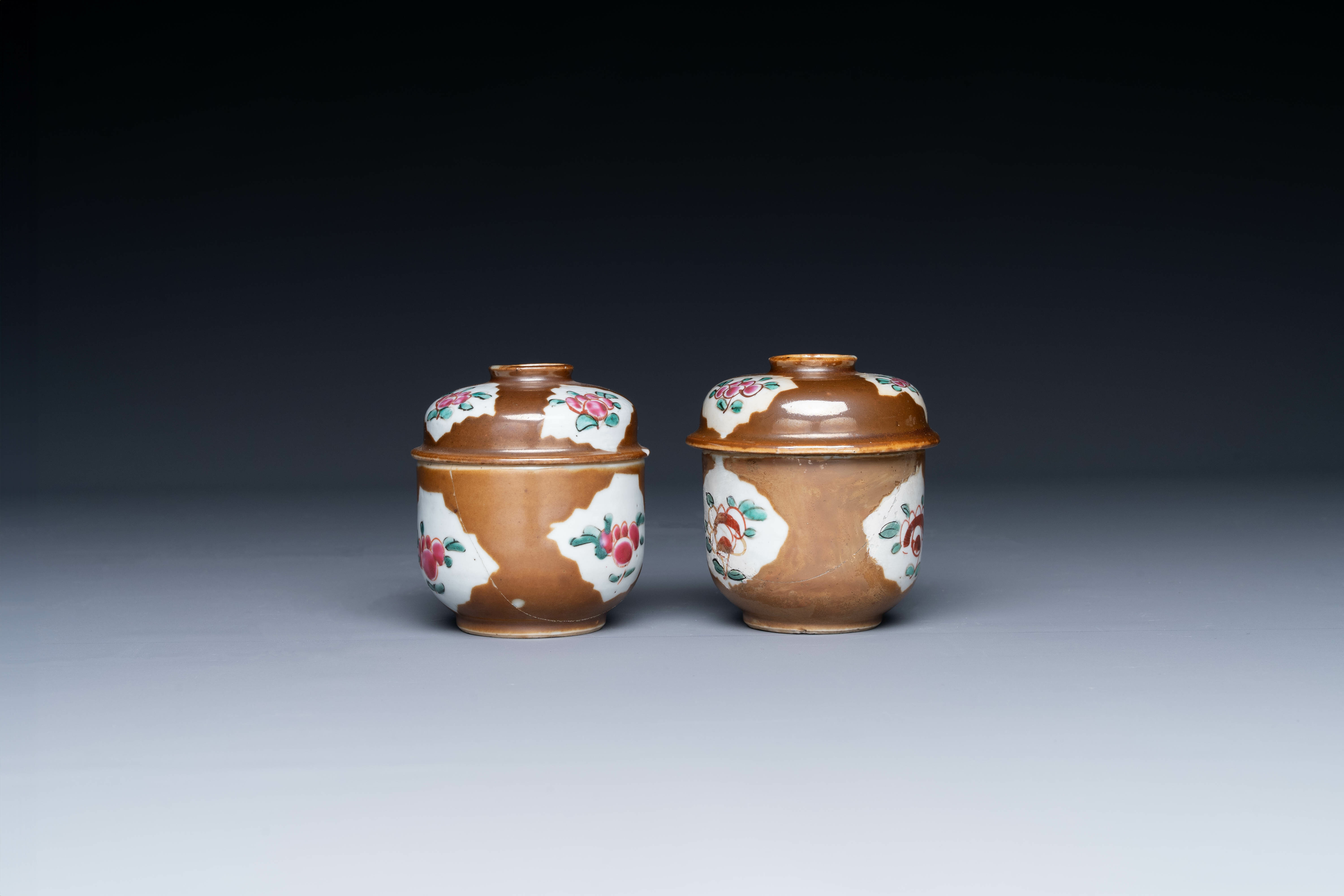 A varied collection of Chinese famille rose and Imari-style porcelain, Yongzheng and later - Image 15 of 21