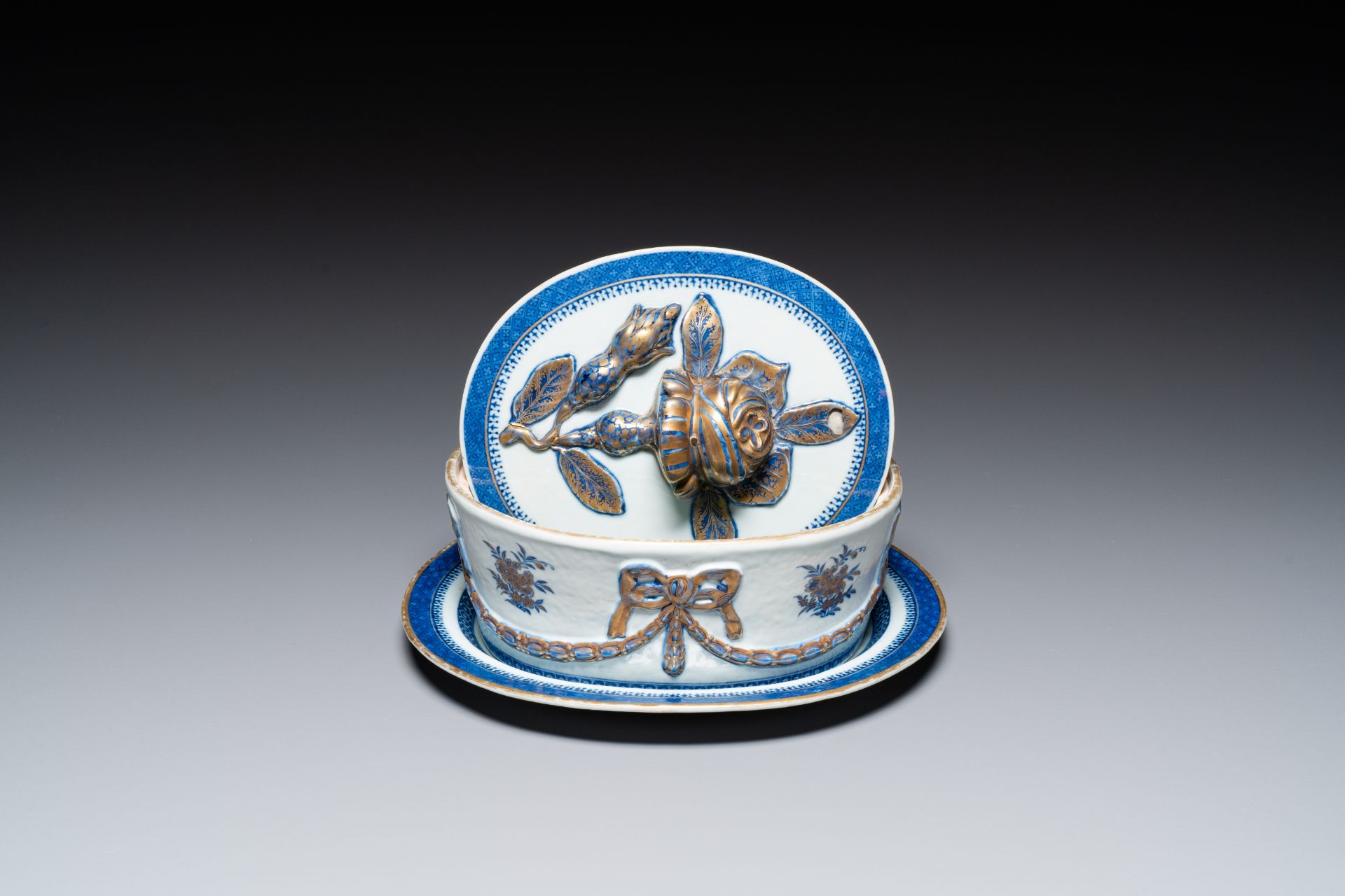 A Chinese blue and white gilt-decorated tureen and cover on stand for the Swedish market, Jiaqing - Image 2 of 10
