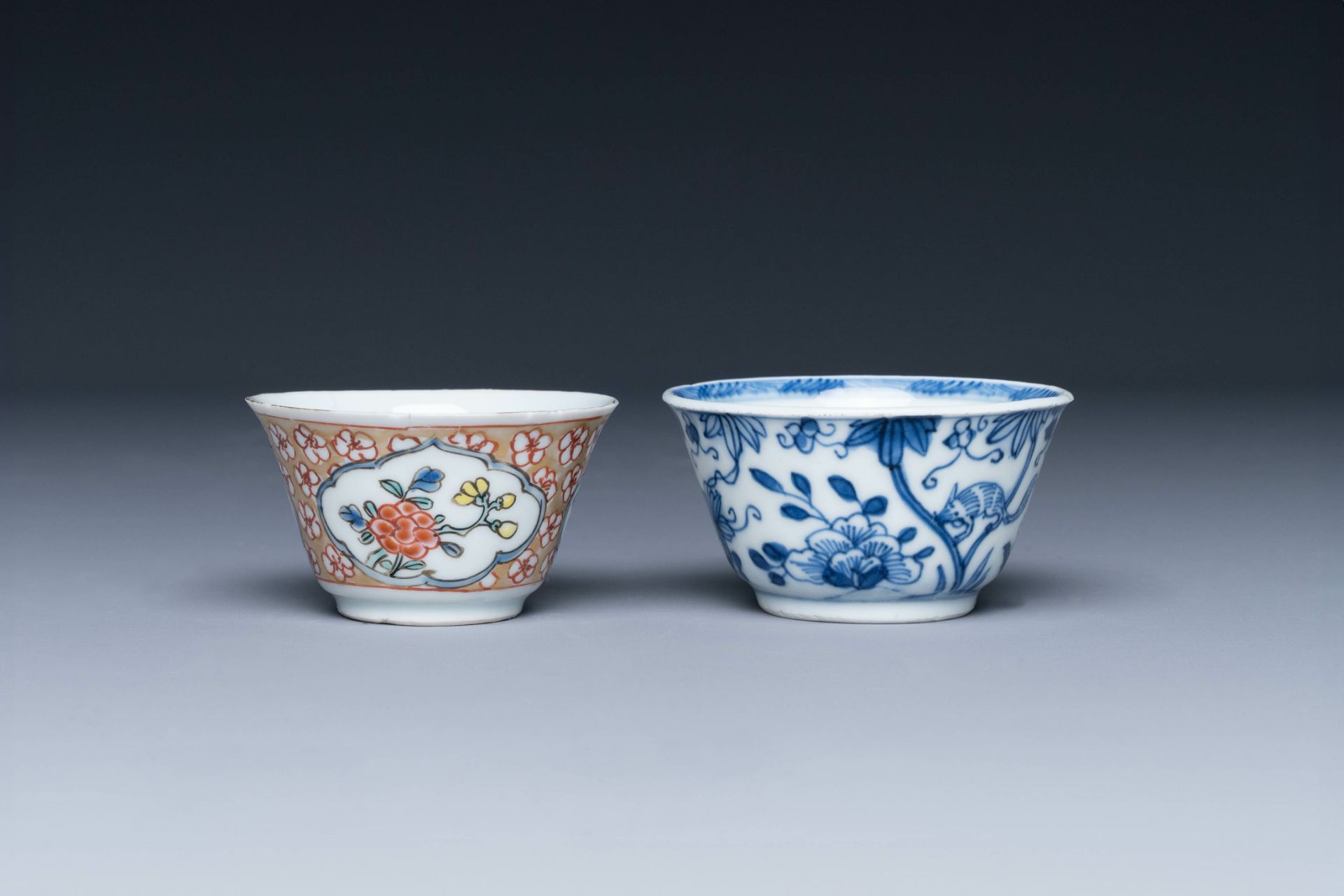 A varied collection of 18 pieces Chinese blue and white and famille rose porcelain, Kangxi/Yongzheng - Image 8 of 11