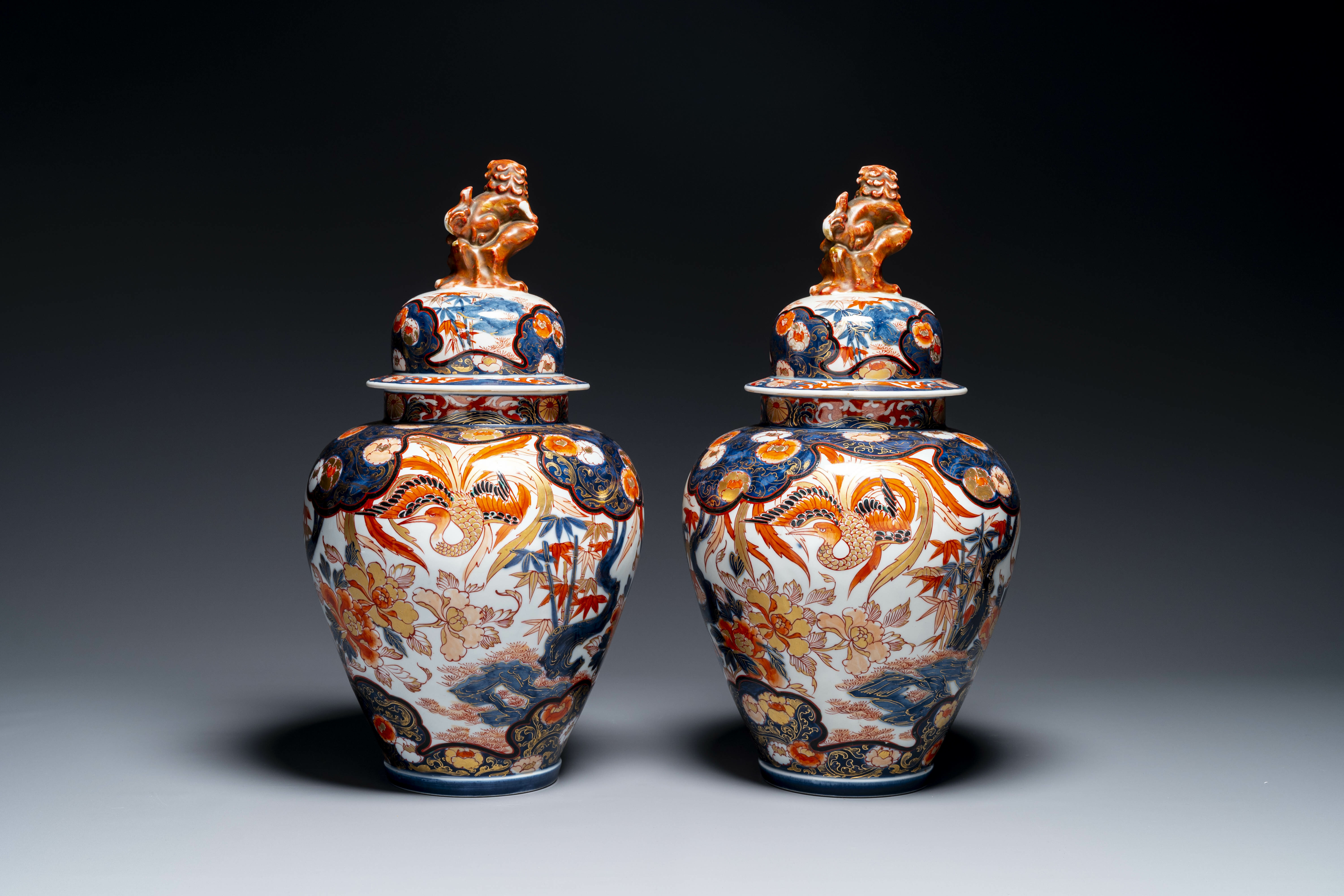 A pair of Japanese Imari covered vases, Edo, 18/19th C. - Image 2 of 4