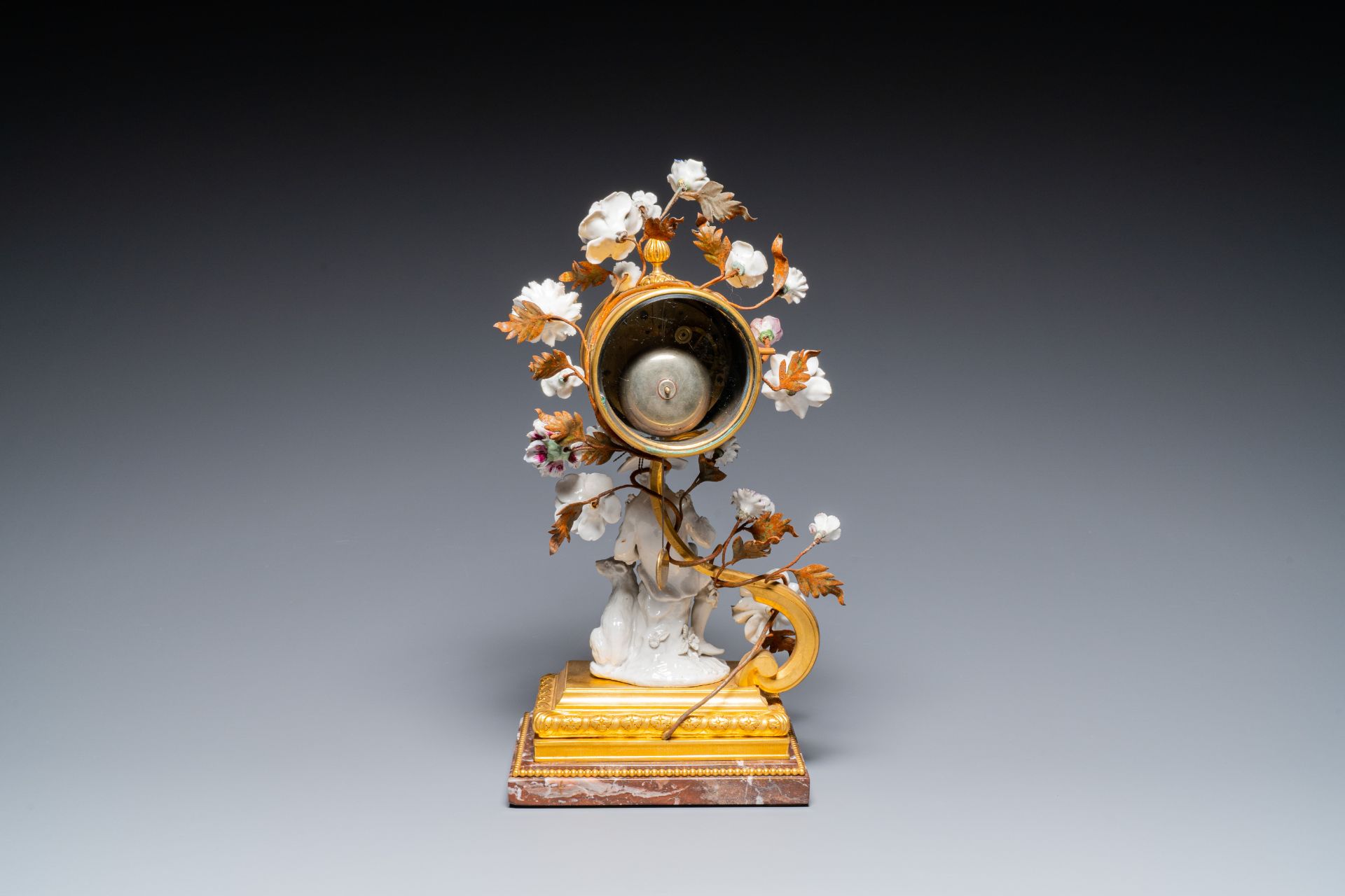 A French ormolu-mounted porcelain mantel clock, 18/19th C. - Bild 8 aus 28