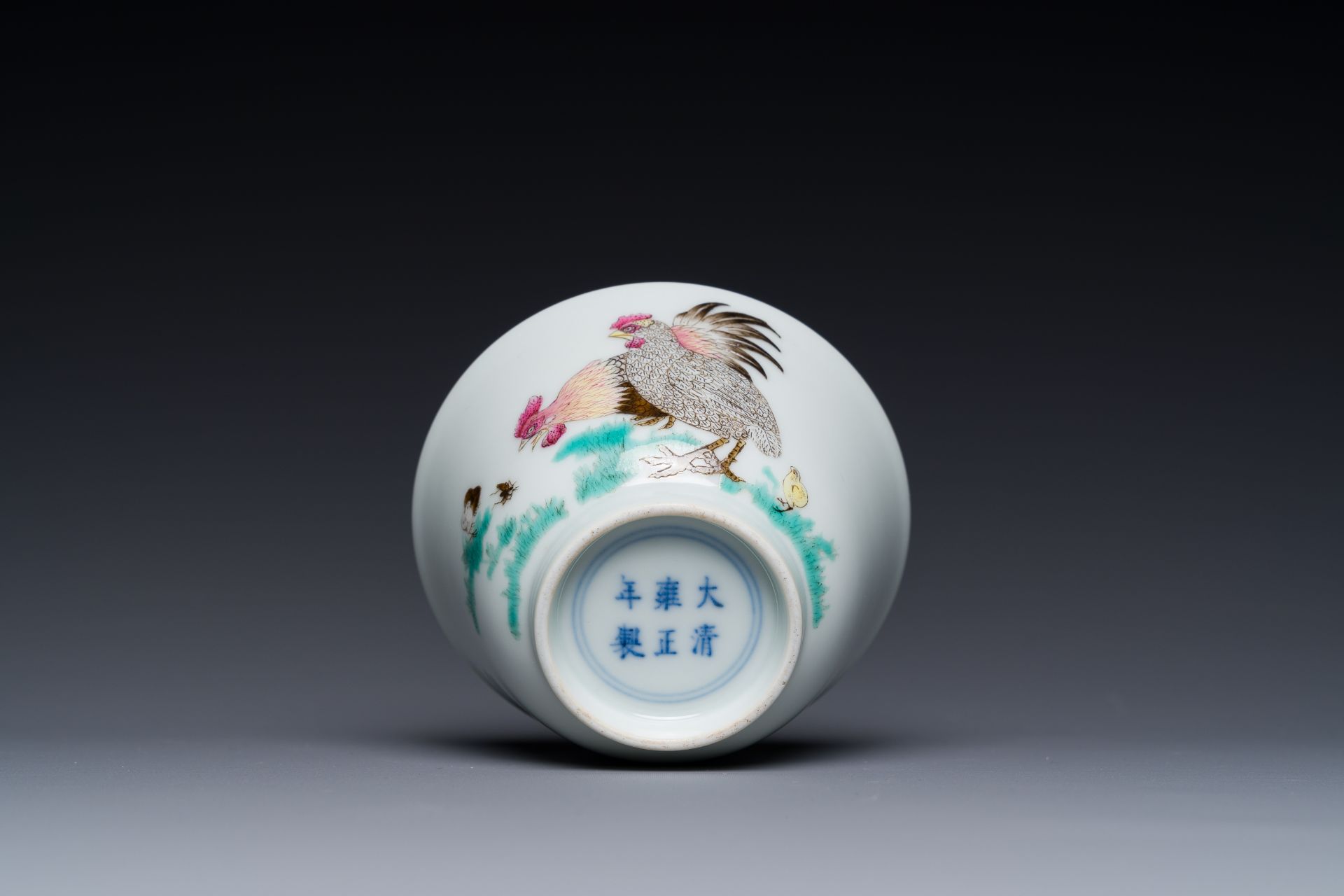 A Chinese famille rose 'chicken' cup, Yongzheng mark, 18/19th C. - Image 7 of 7