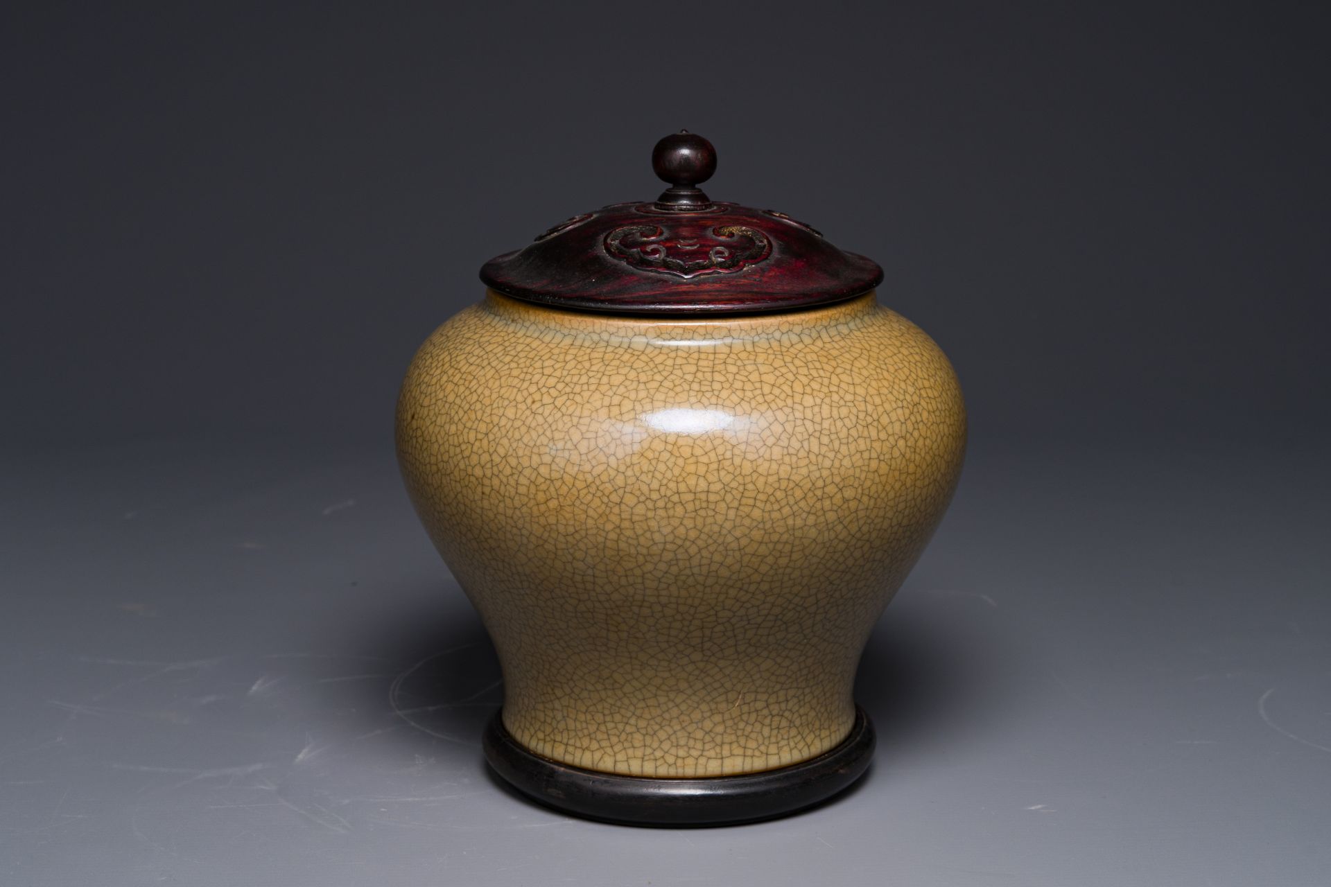 A Chinese ge-type pot with wooden lid and stand, 19th C. - Image 2 of 4