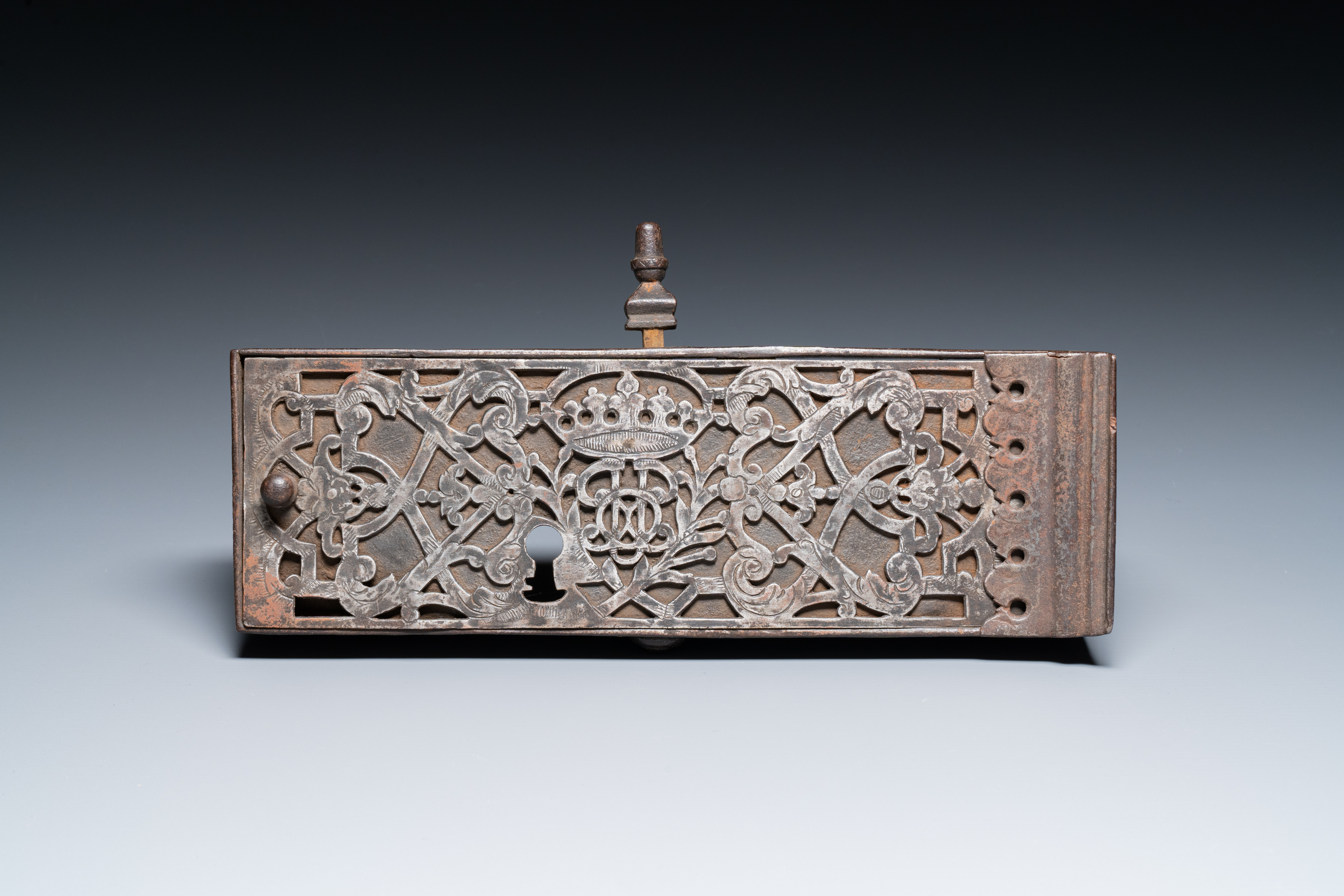 A French engraved wrought iron noble lock plate, 17th C. - Image 3 of 18