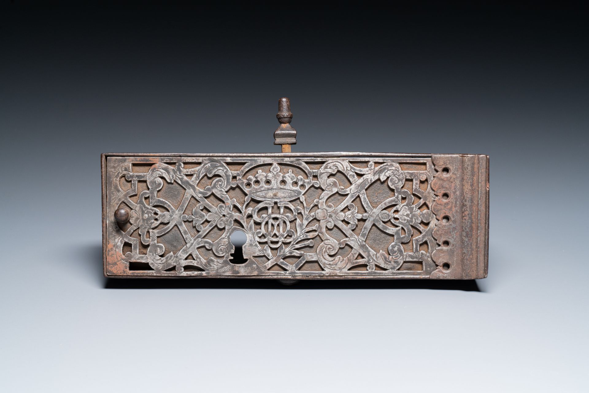 A French engraved wrought iron noble lock plate, 17th C. - Bild 3 aus 18