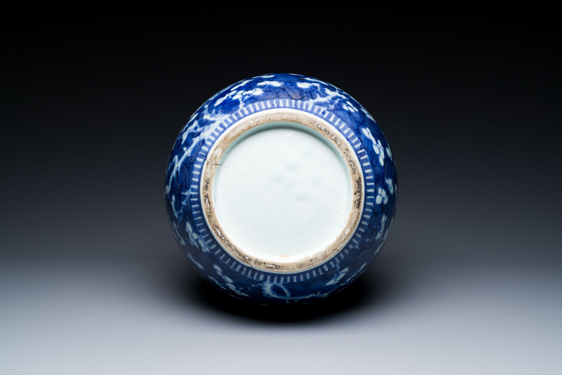 A Chinese blue and white double gourd 'prunus on cracked ice' vase, 18th C. - Image 6 of 6