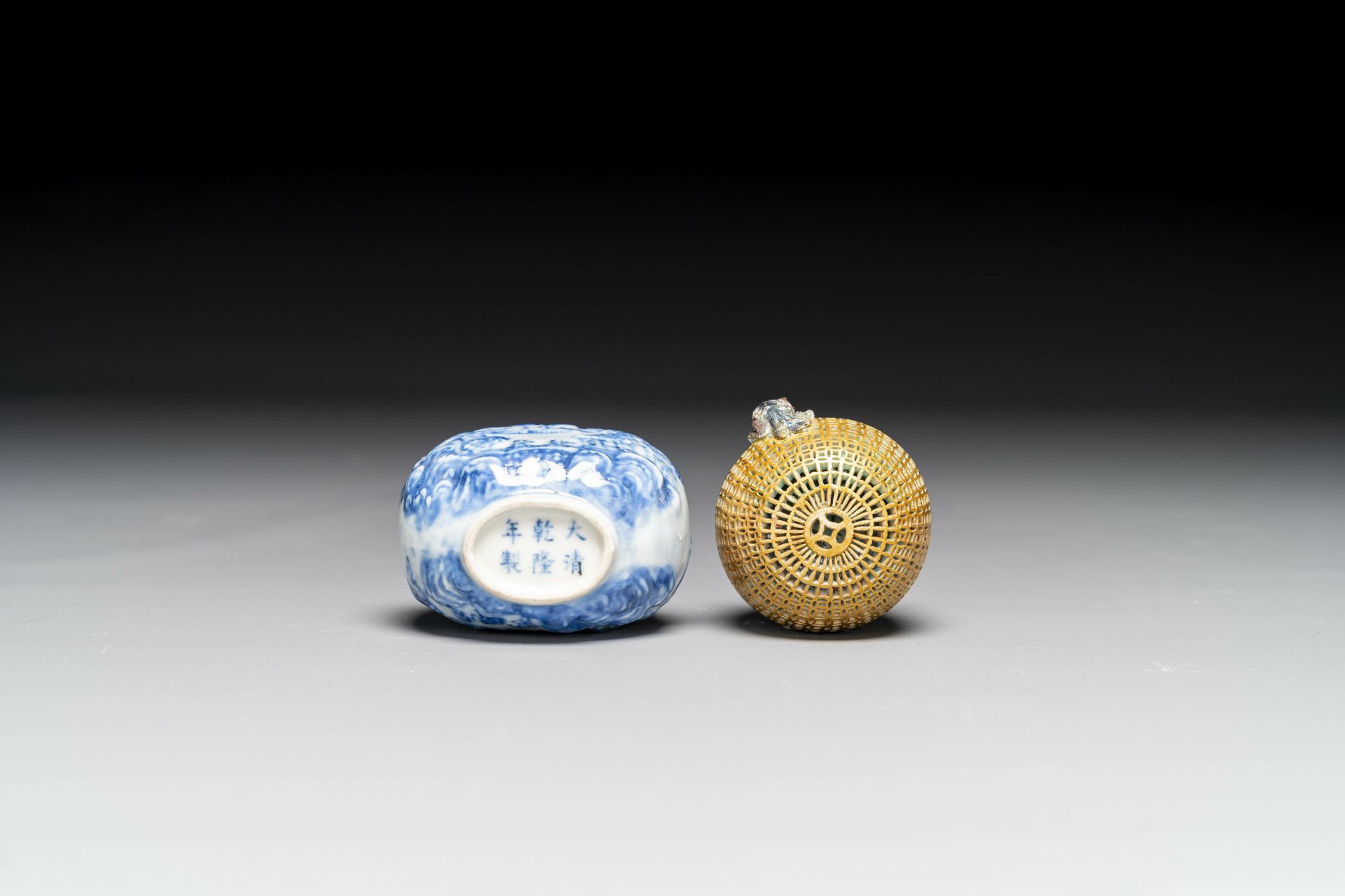 A Chinese blue and white snuff bottle and a famille rose openworked ball, 19th C. - Bild 7 aus 7