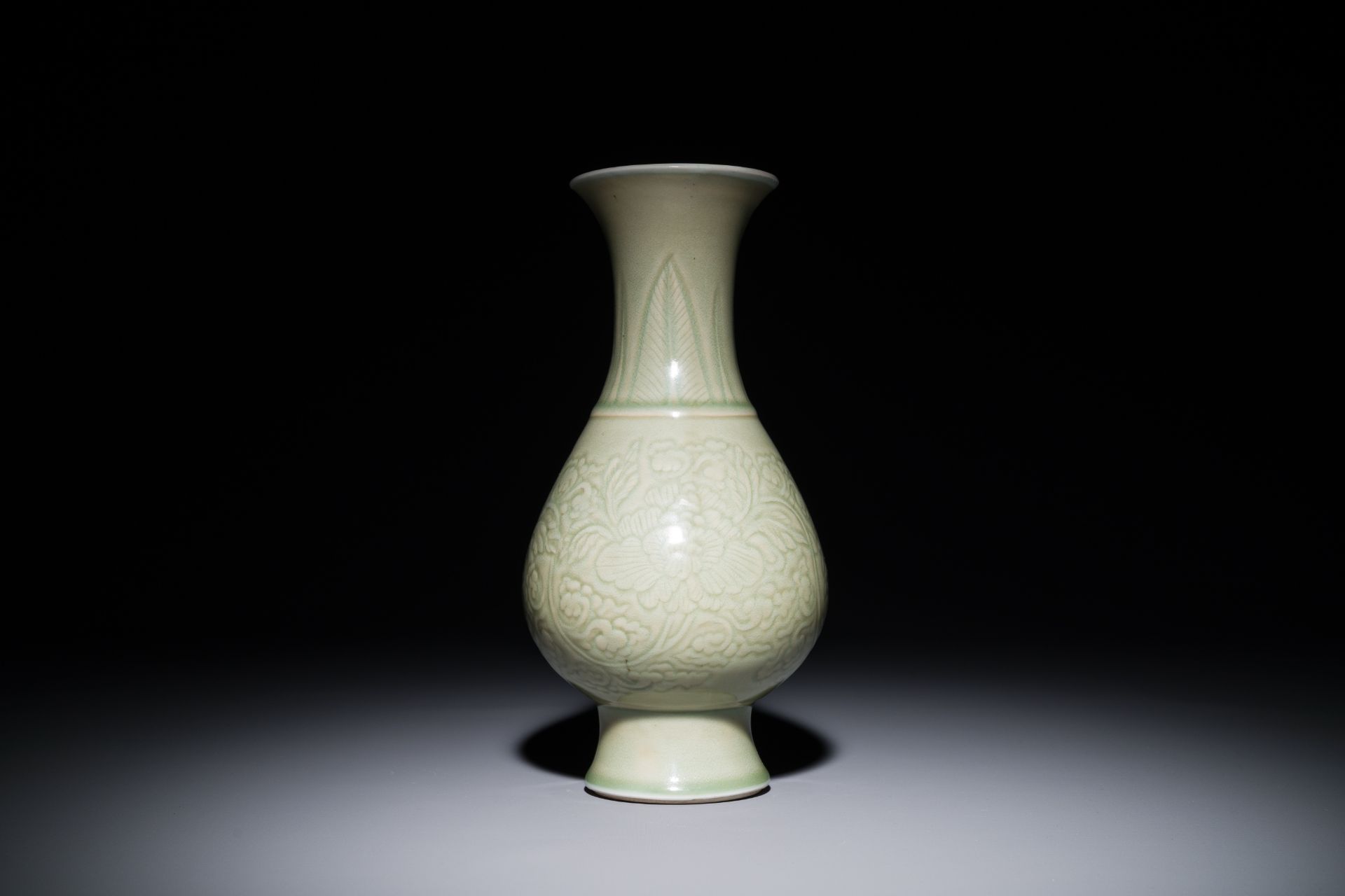 A Chinese monochrome celadon-glazed vase with anhua floral design, Kangxi - Bild 2 aus 3