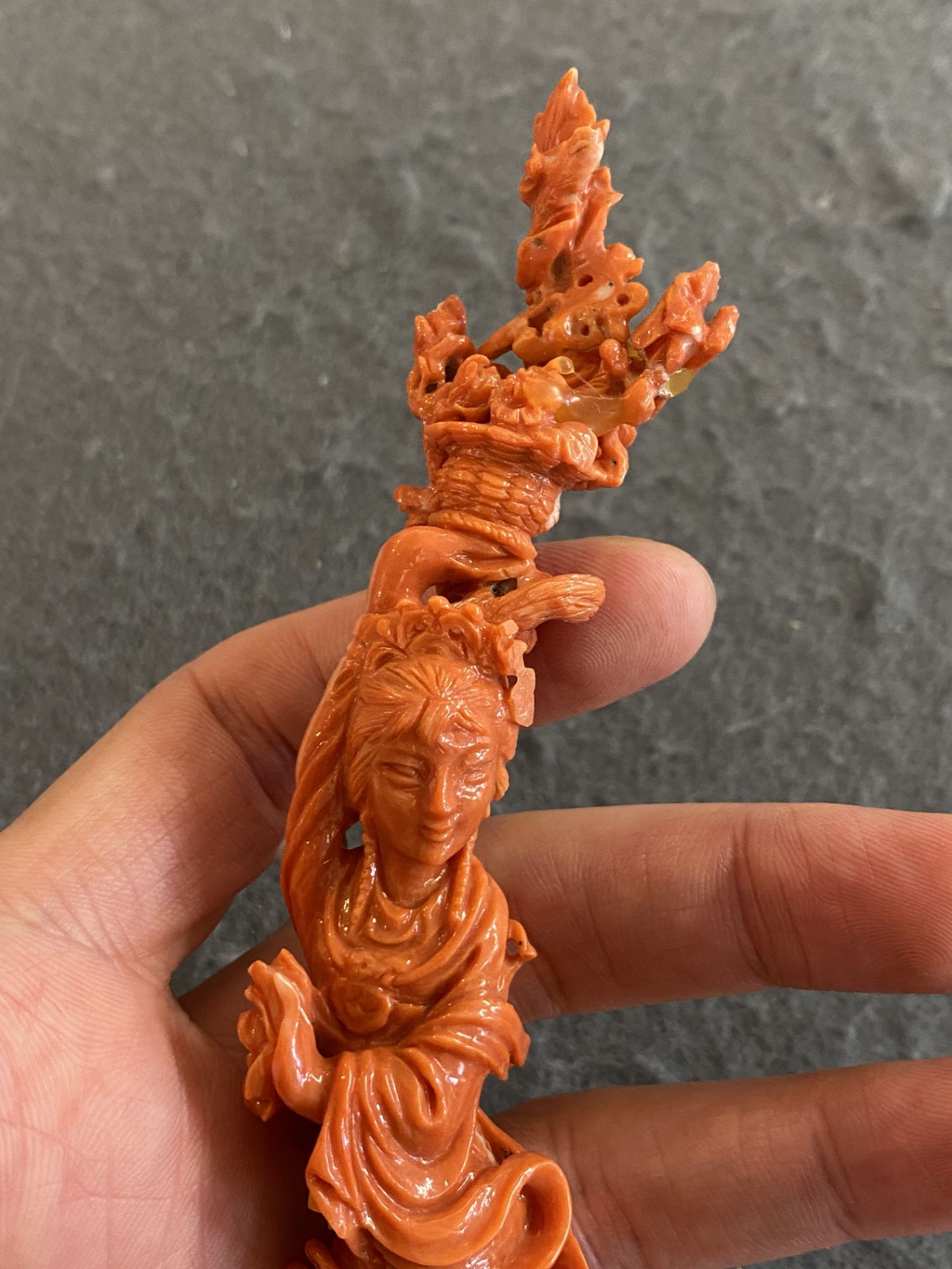 A Chinese red coral figure of a standing lady with a flower basket, 19/20th C. - Bild 8 aus 17