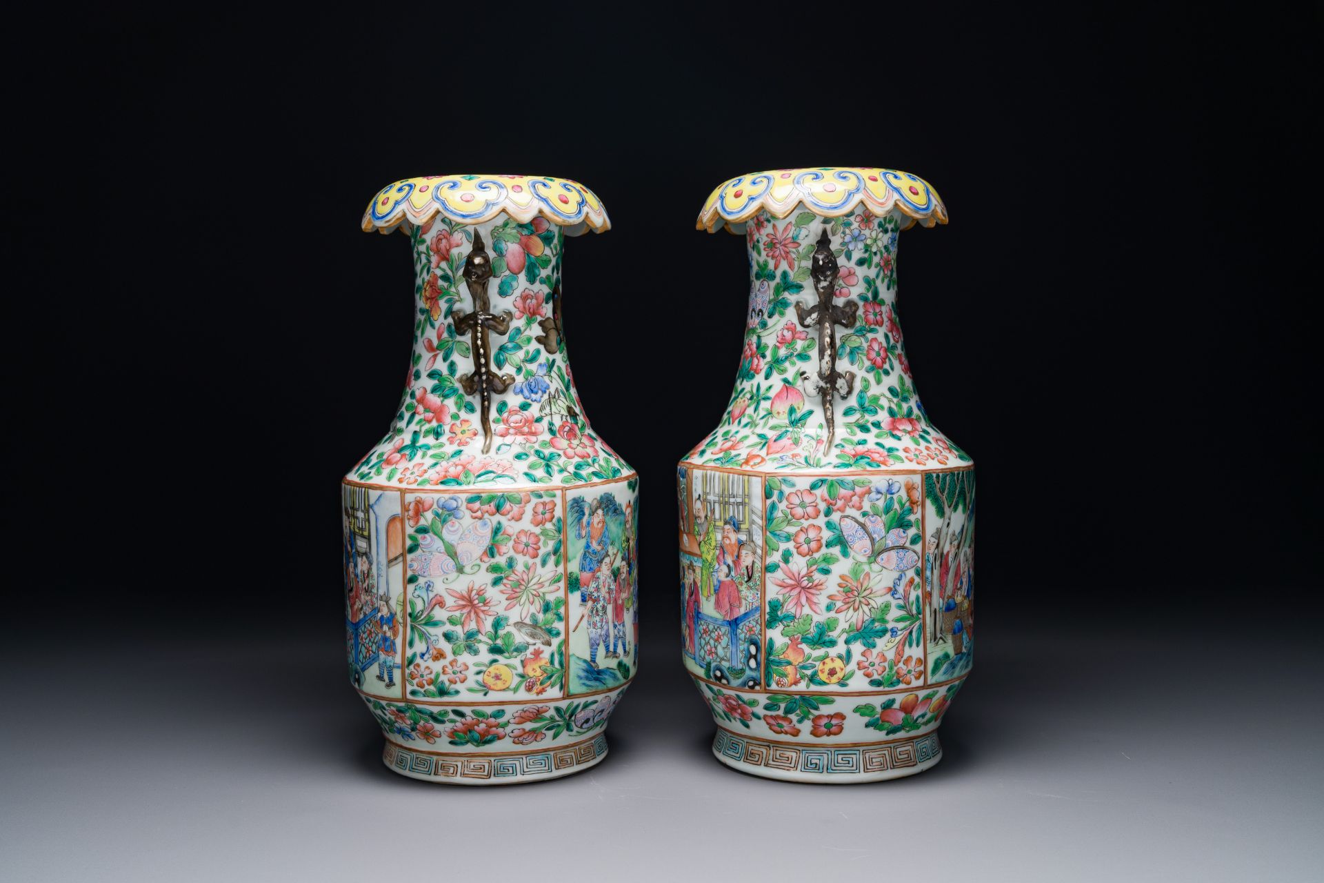 A pair of fine Chinese Canton famille rose 'Water Margin æ°´æ»¸å‚³' vases, 19th C. - Image 2 of 6