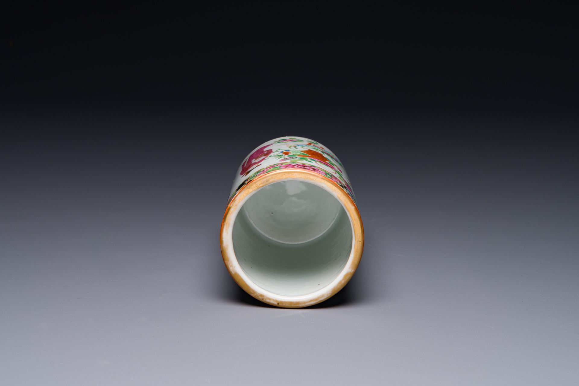 A Chinese Canton famille rose 'Wu Shuang Pu' brush pot, 19th C. - Bild 6 aus 7